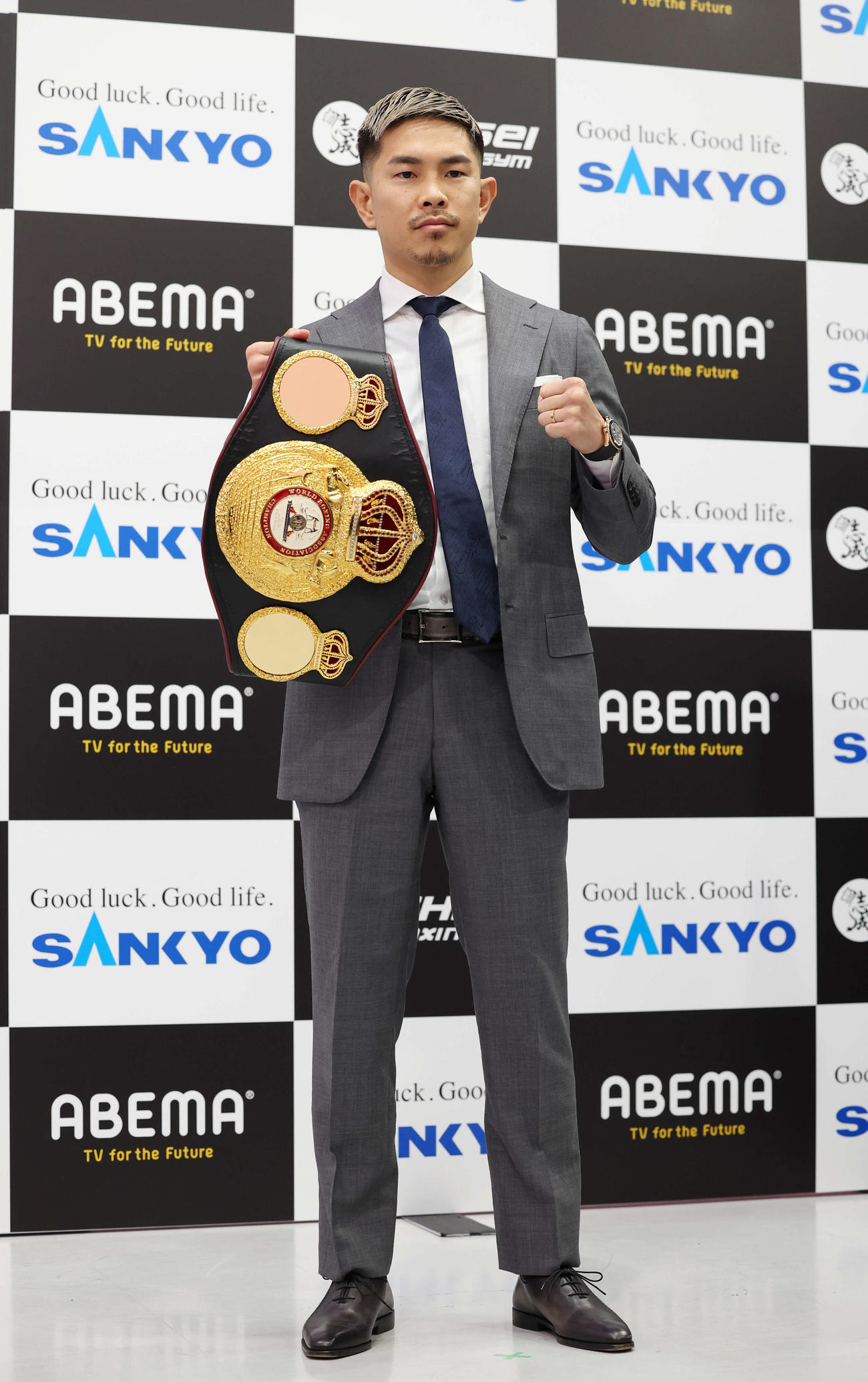 WBA世界スーパーフライ級タイトルマッチ発表会見でベルトを手にファイティングポーズを決めるWBA世界スーパーフライ級王者井岡（撮影・宮地輝）