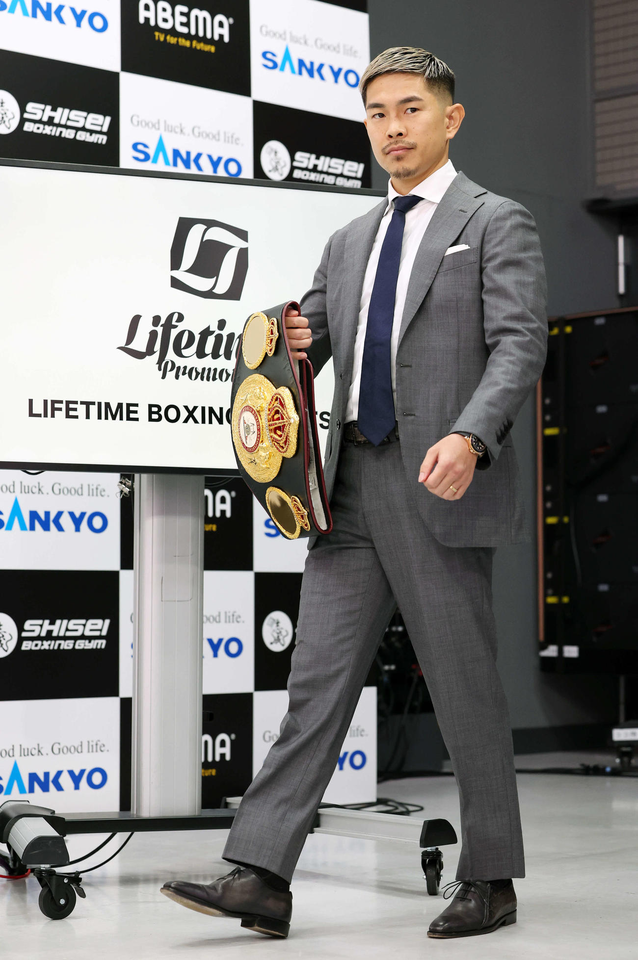 WBA世界スーパーフライ級タイトルマッチ発表会見に登場するWBA世界スーパーフライ級王者井岡（撮影・宮地輝）