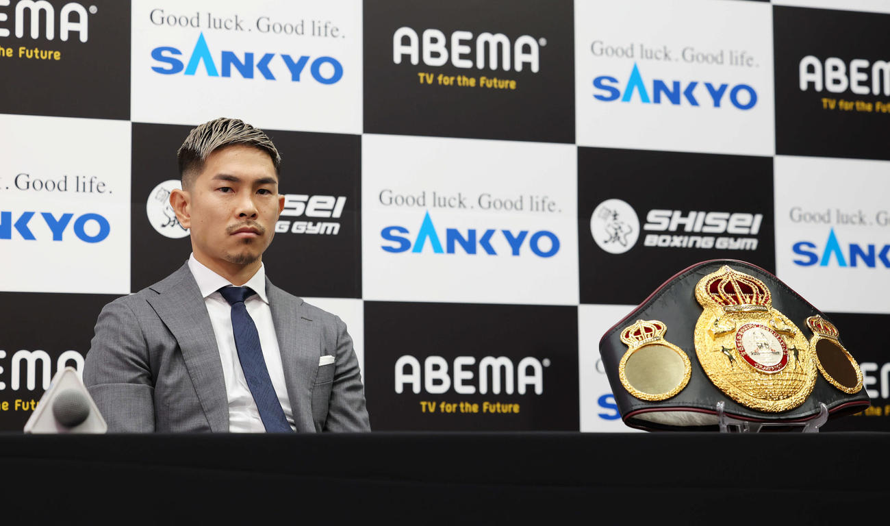 WBA世界スーパーフライ級タイトルマッチ発表会見に臨むWBA世界スーパーフライ級王者井岡（撮影・宮地輝）