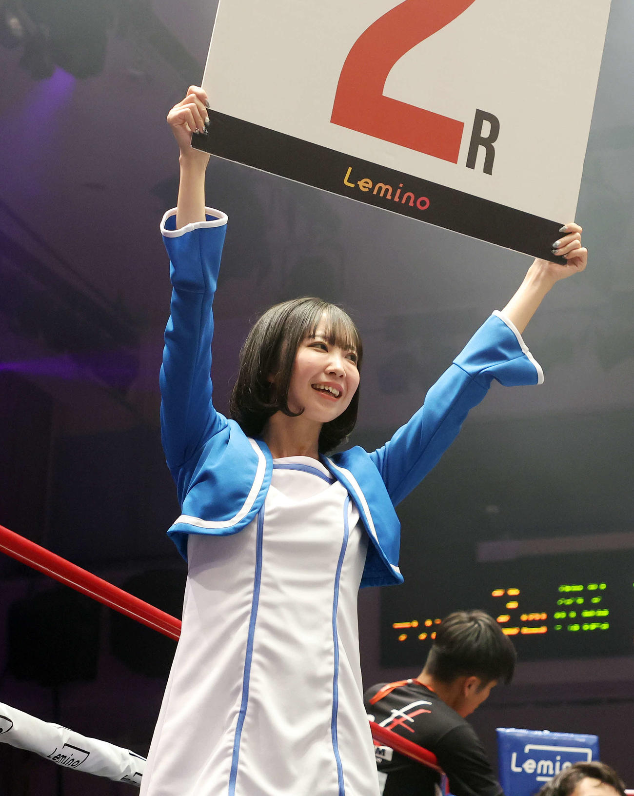 ラウンドガールを務める根岸しおりさん（撮影・鈴木正人）