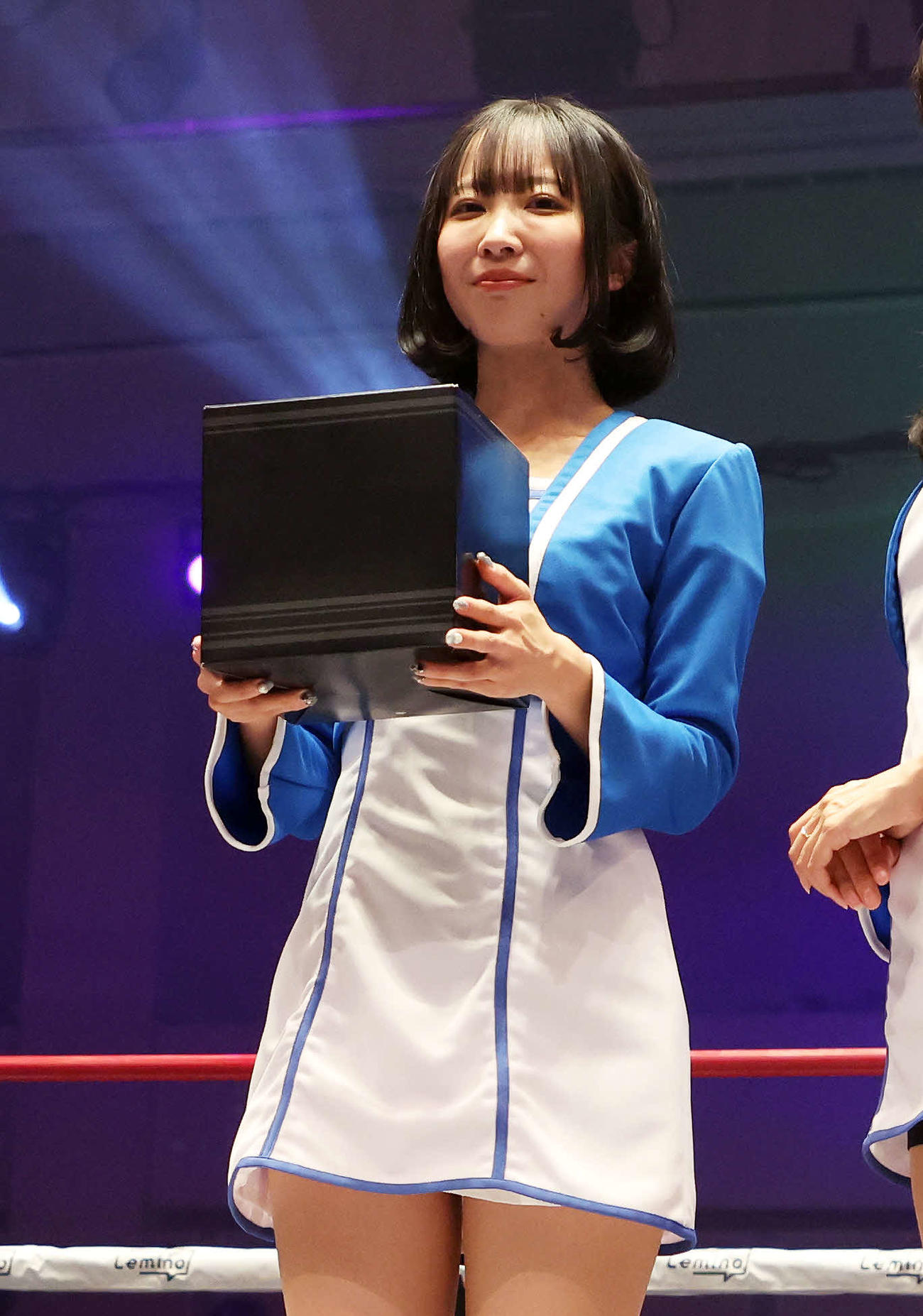 抽選箱を持つ根岸しおりさん（撮影・鈴木正人）