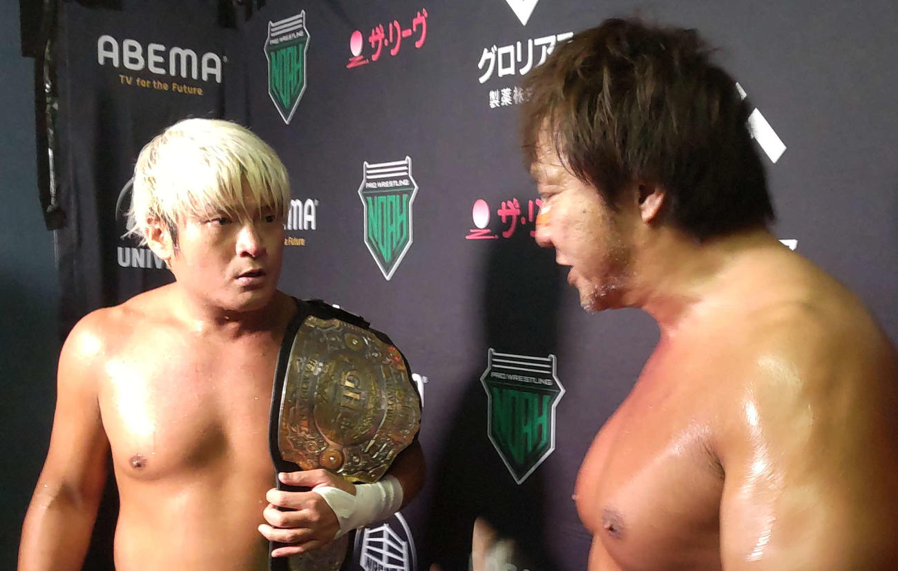 征矢学＆潮崎豪組に勝利後、再びもめる拳王と小島聡（右）
