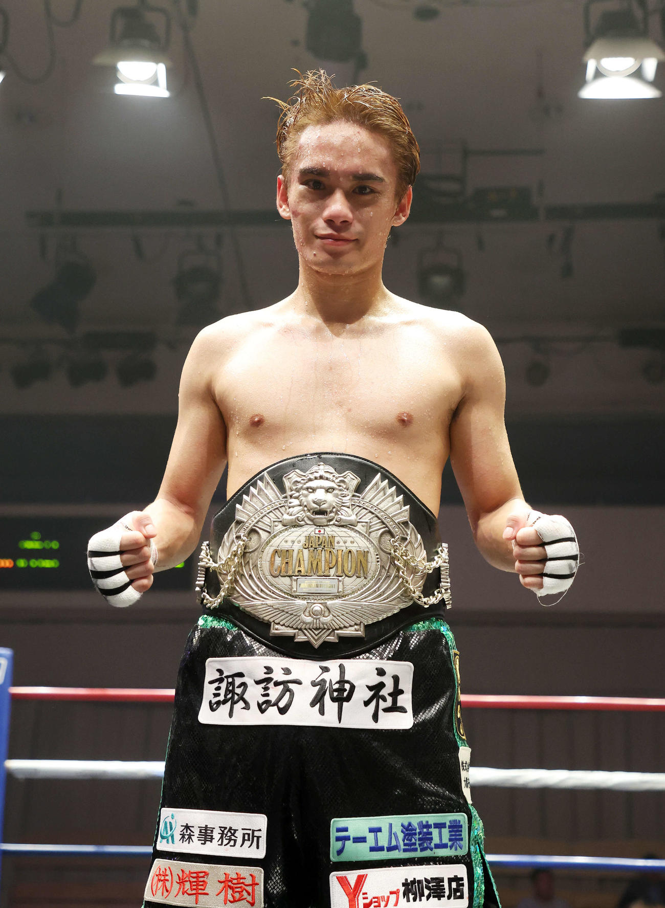 勝利しファイティングポーズする高田（撮影・鈴木正人）
