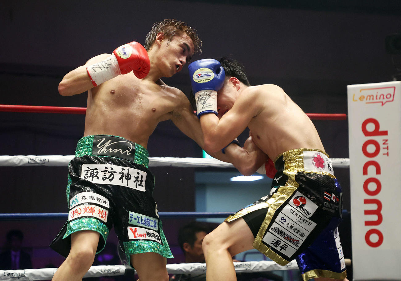 6回、森（右）を攻める高田（撮影・鈴木正人）