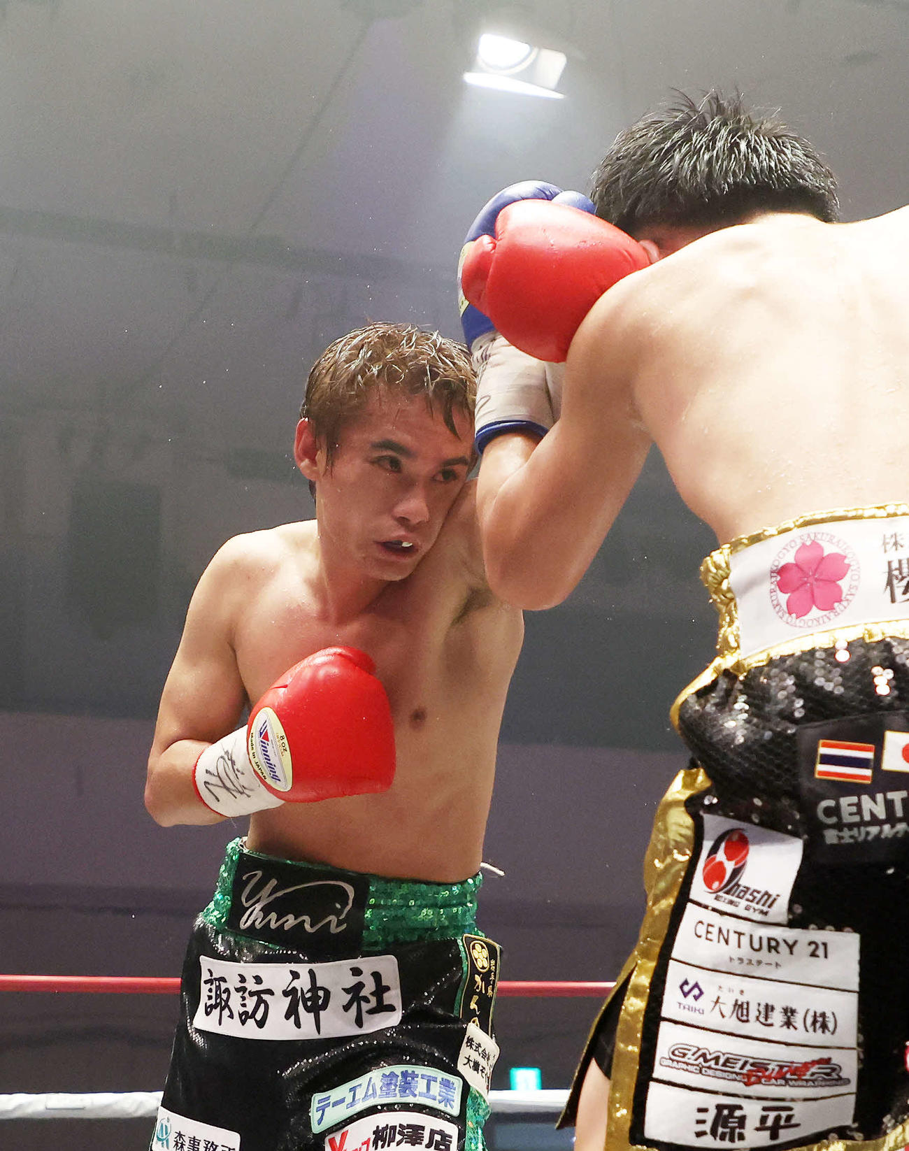9回、森（右）を攻める高田（撮影・鈴木正人）