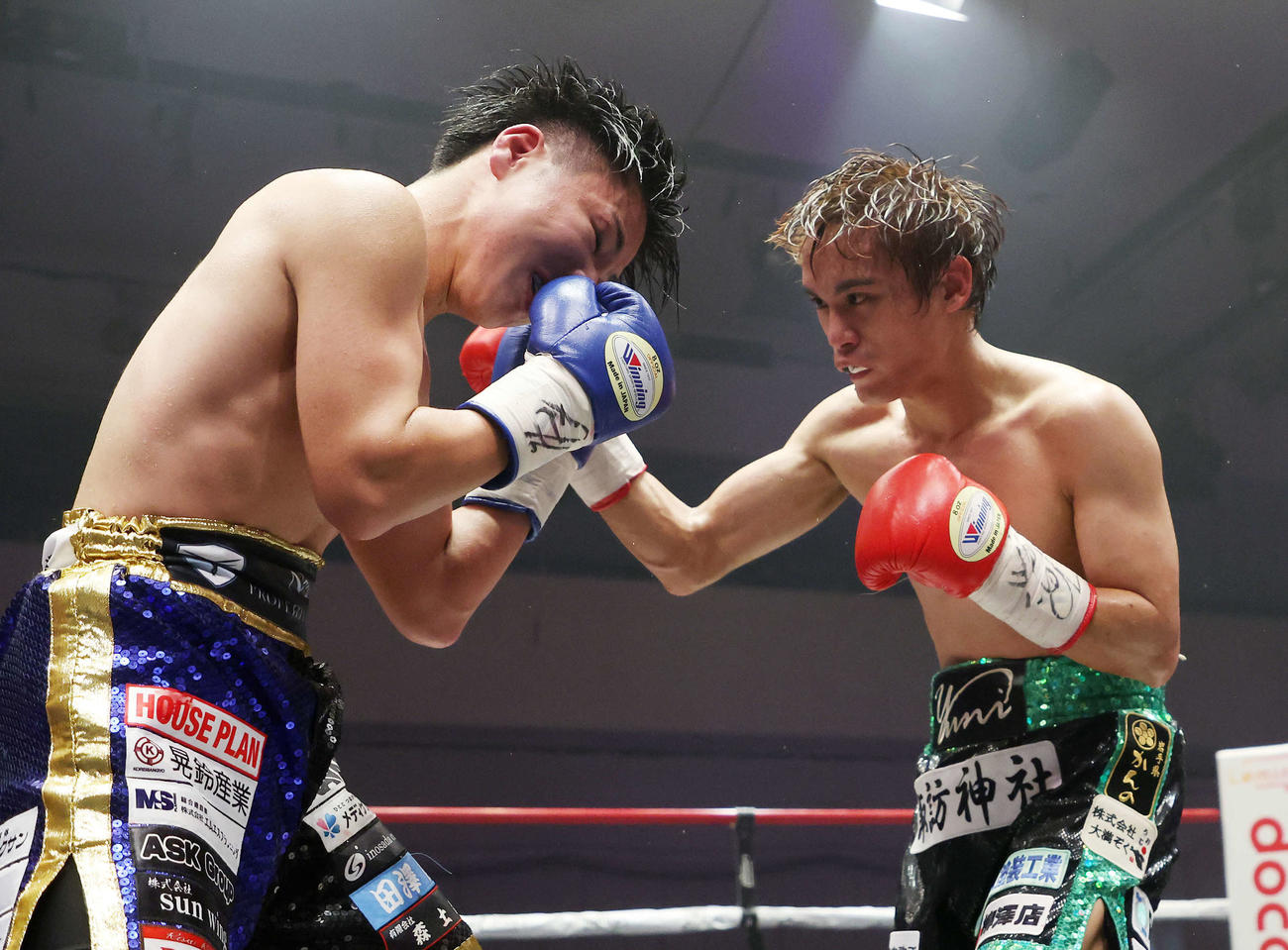10回、森（左）を攻める高田（撮影・鈴木正人）