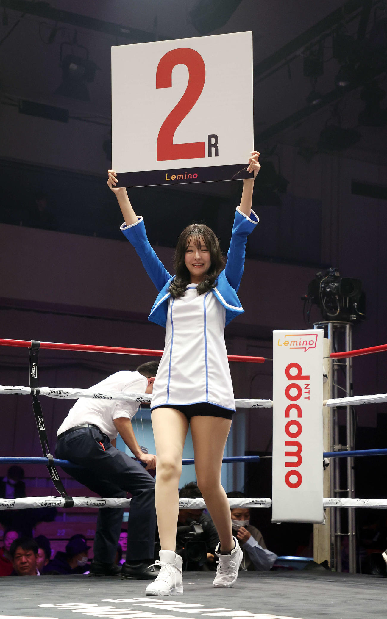 ラウンドガールを務める遊馬りえさん（撮影・鈴木正人）