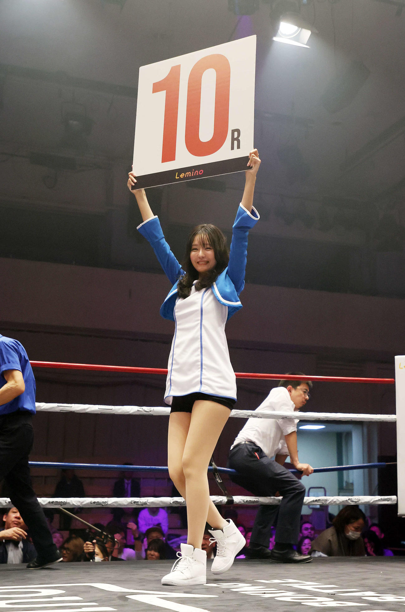 ラウンドガールを務める遊馬りえさん（撮影・鈴木正人）