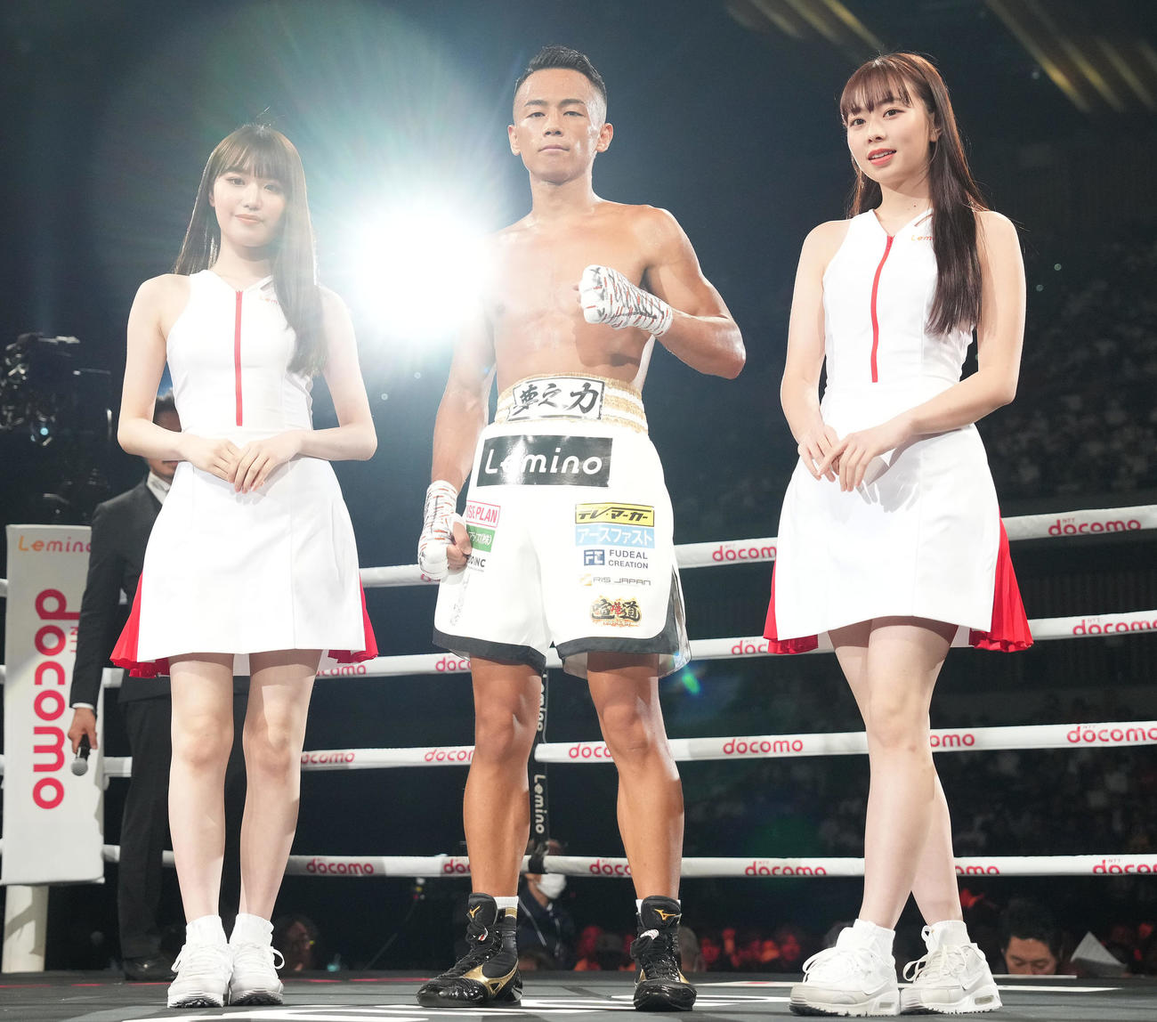 バルドナドに3回KO勝ちした武居は記念撮影。左はラウンドガールの仲俣由菜、右は松藤茉鈴（2023年7月25日撮影）