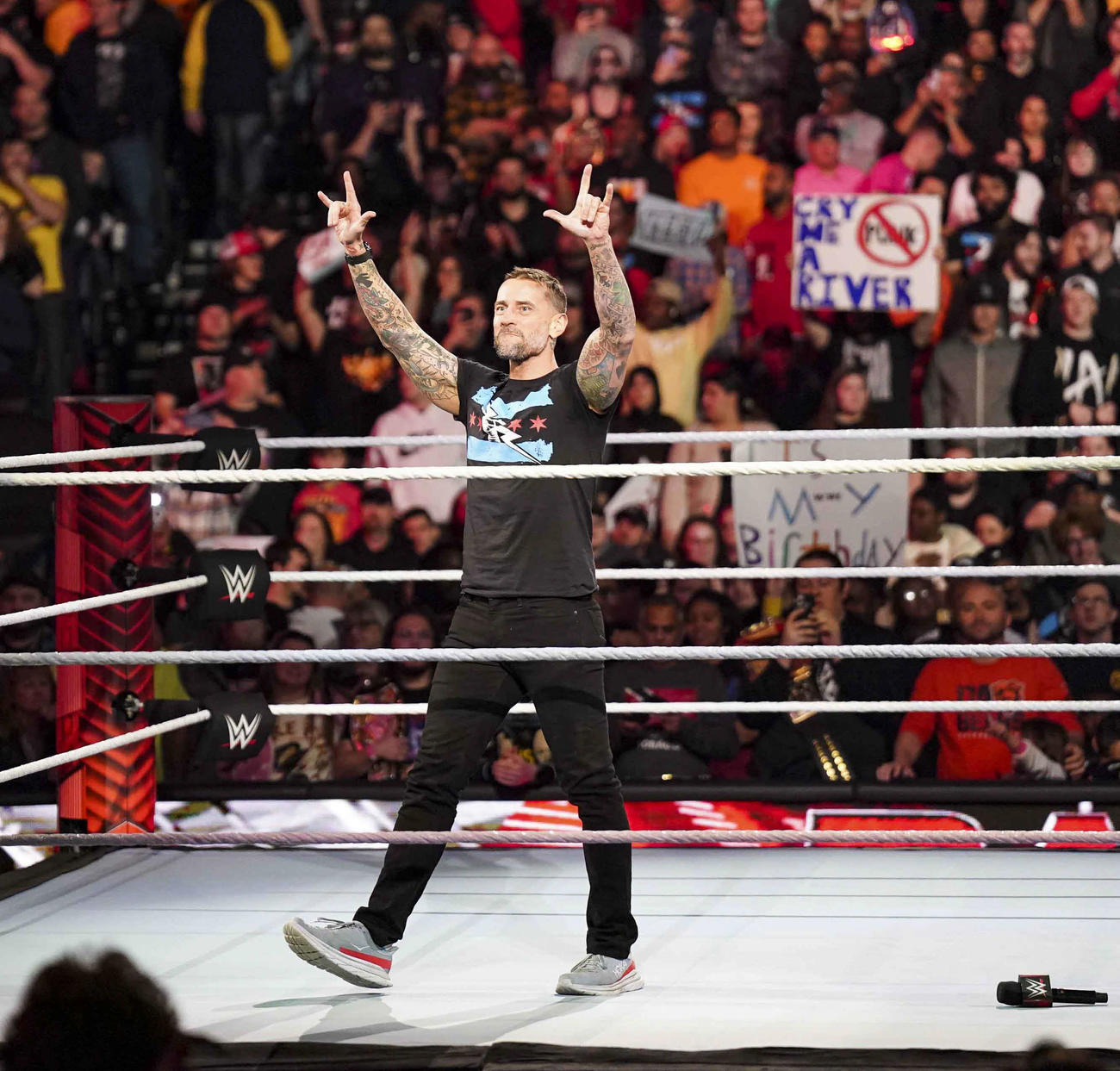 ロウ大会のエンディングで姿をみせ、観客にあいさつしたCMパンク（C）2023 WWE, Inc. All Rights Reserved.