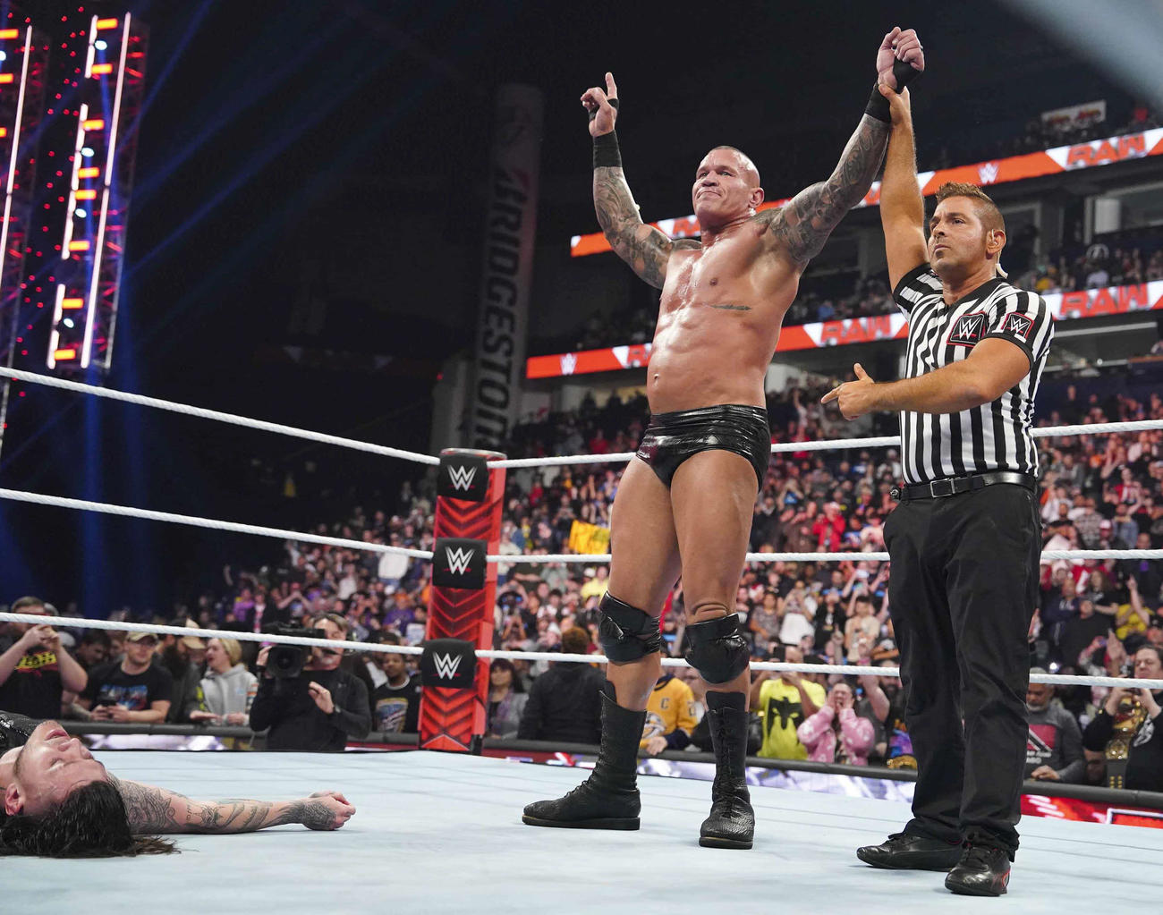 ドミニク・ミステリオ（左端）とのシングル戦を制したランデォ・オートン（中央）（C）2023 WWE, Inc. All Rights Reserved.