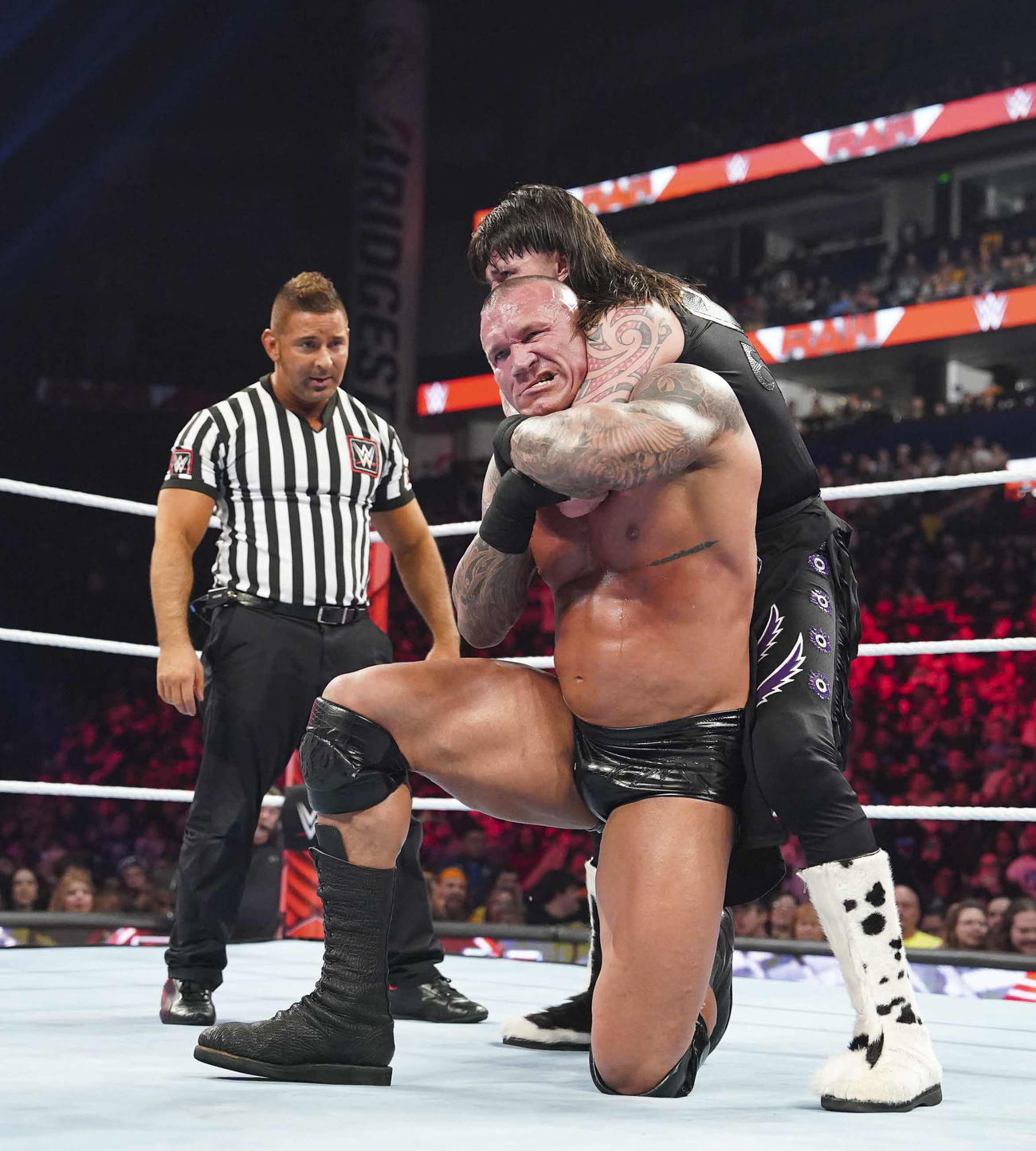 約1年6カ月ぶりの復帰後、初めてシングル戦に臨んだランディ・オートン（中央）はドミニク・ミステリオ（右端）に裸絞めを浴びる（C）2023 WWE, Inc. All Rights Reserved.