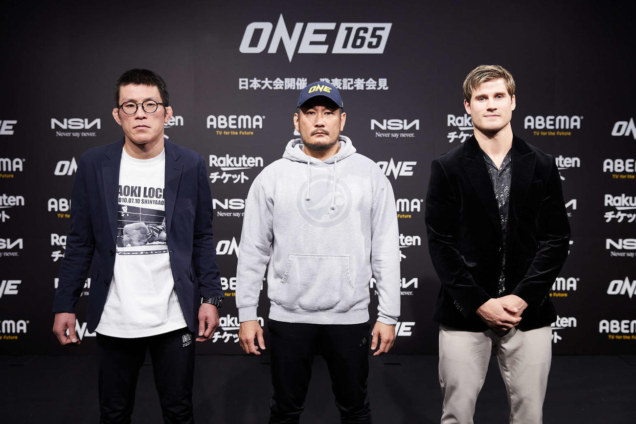 来年1月に戦う青木（左）とノースカット（右）中央はONEチャトリCEO（ONE提供）