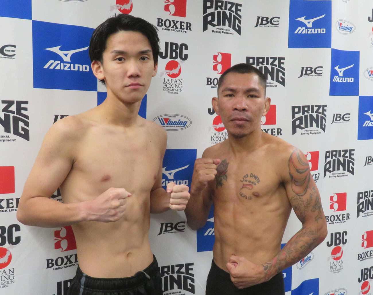 計量パスした日本ライトフライ級4位の高見亨介（左）とWBC世界ミニマム級14位リト・ダンテ