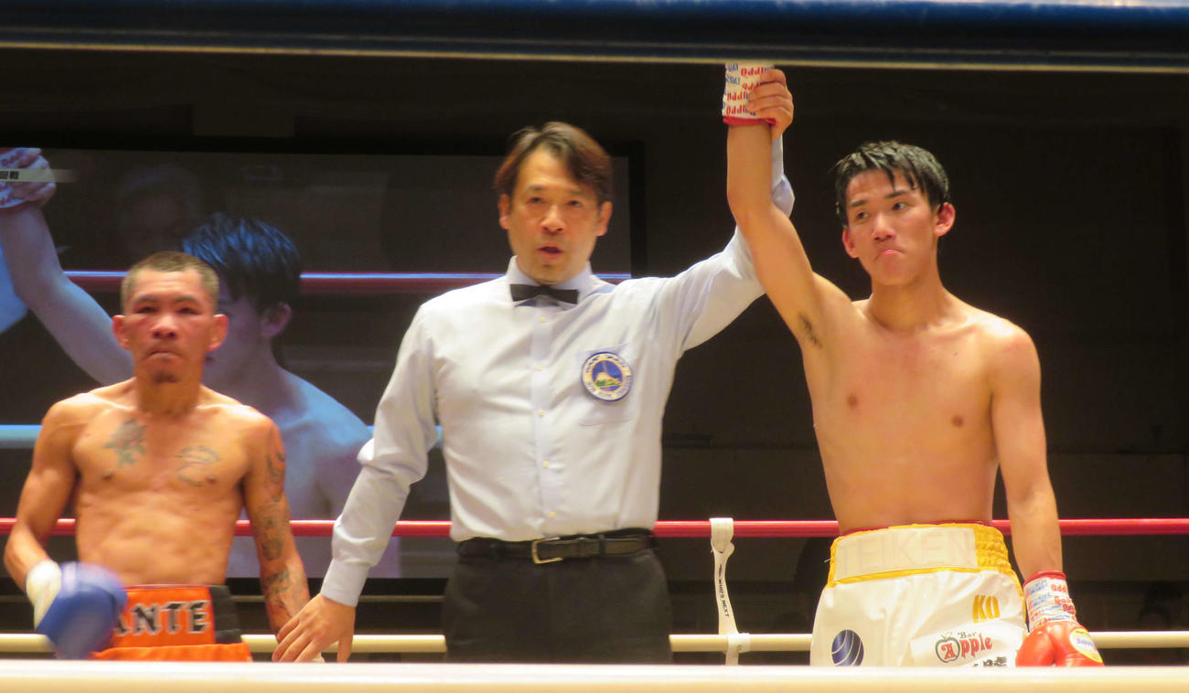 世界ランカーのリト・ダンテ（左端）に判定勝ちを収めた日本ライトフライ級4位の高見亨介（右端）