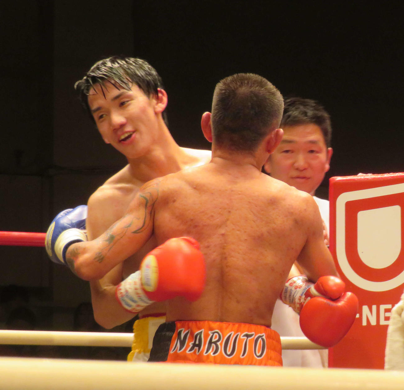 試合後、世界ランカーのリト・ダンテ（右）と抱き合う日本ライトフライ級4位高見亨介