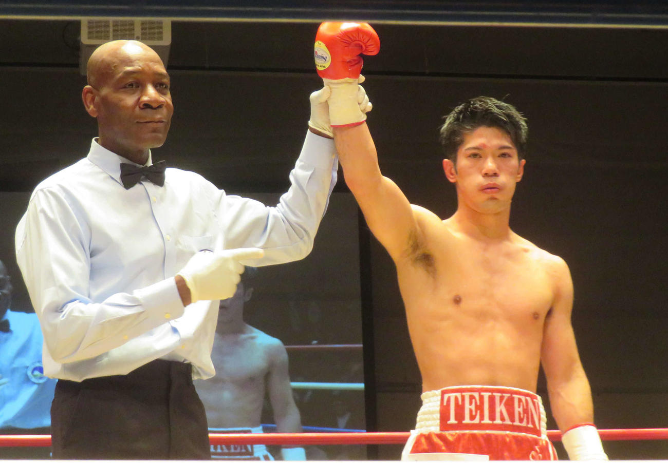 約1年4カ月ぶりの再起リングを7回TKO勝ちで飾ったWBOアジア・パシフィック・スーパーフライ級4位梶颯（右）