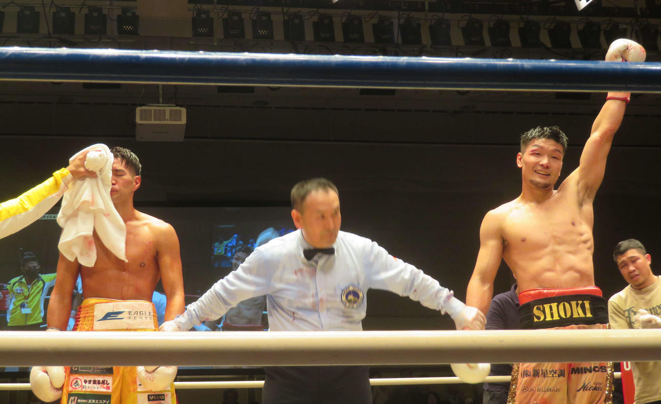 判定勝利で2度目防衛に成功した日本ウエルター級王者坂井祥紀（右端）。左端は挑戦者シーサー皆川