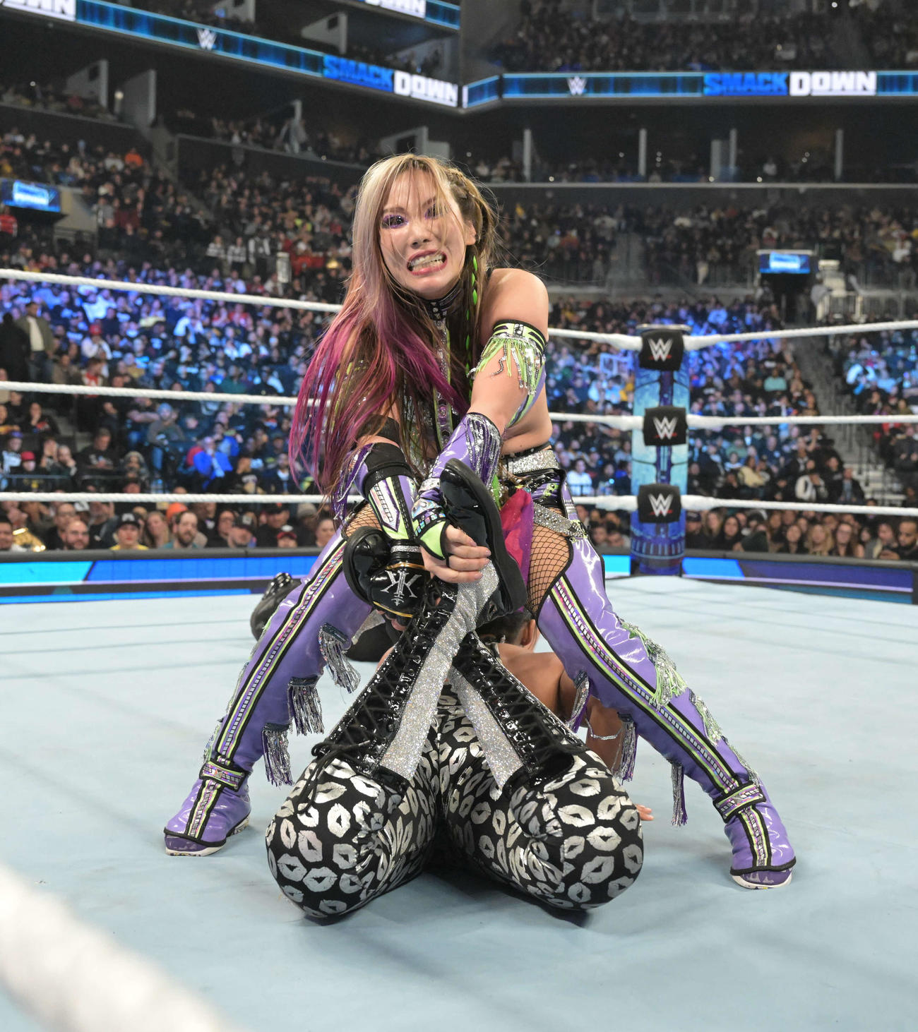 ビアンカ・ブレア（下）の両足を捕獲したカイリ・セイン（C）2023 WWE, Inc. All Rights Reserved.