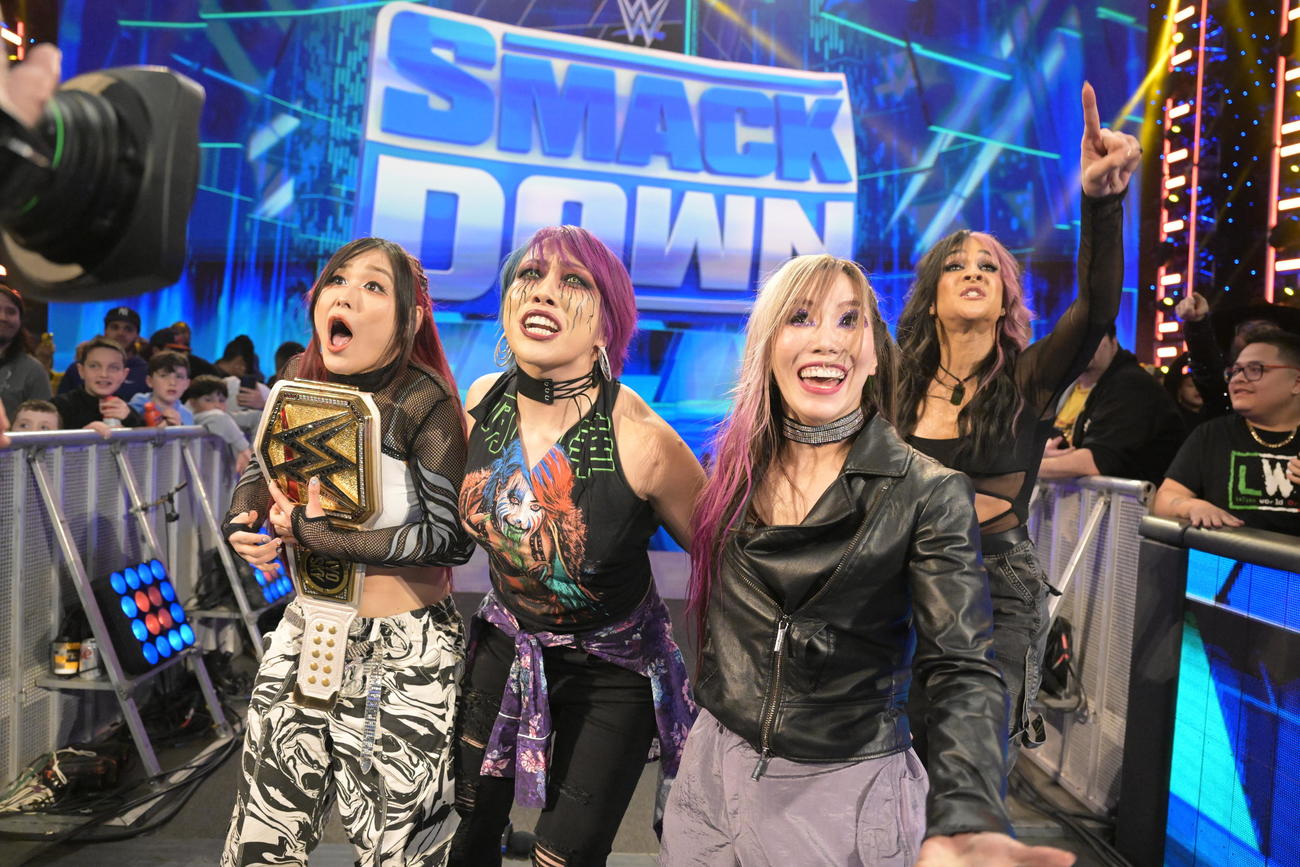 花道を戻るダメージCTRL。左端からイヨ・スカイ、アスカ、カイリ・セイン、ダコタ・カイ（C）2023 WWE, Inc. All Rights Reserved.