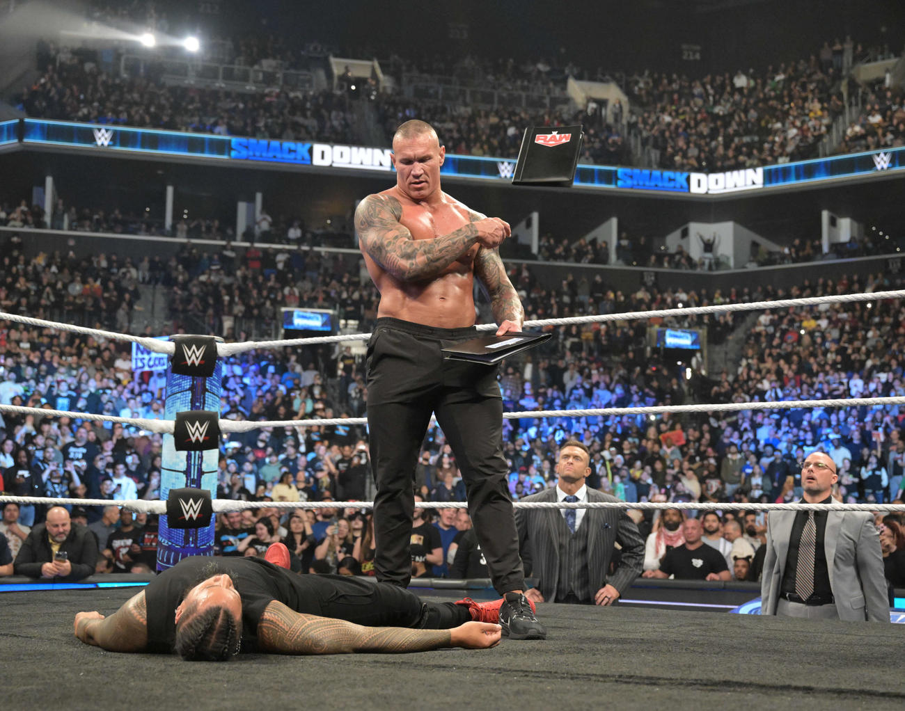 RKO葬したジミー・ウーソ（下）を見下ろすランディ・オートン（中央）（C）2023 WWE, Inc. All Rights Reserved.