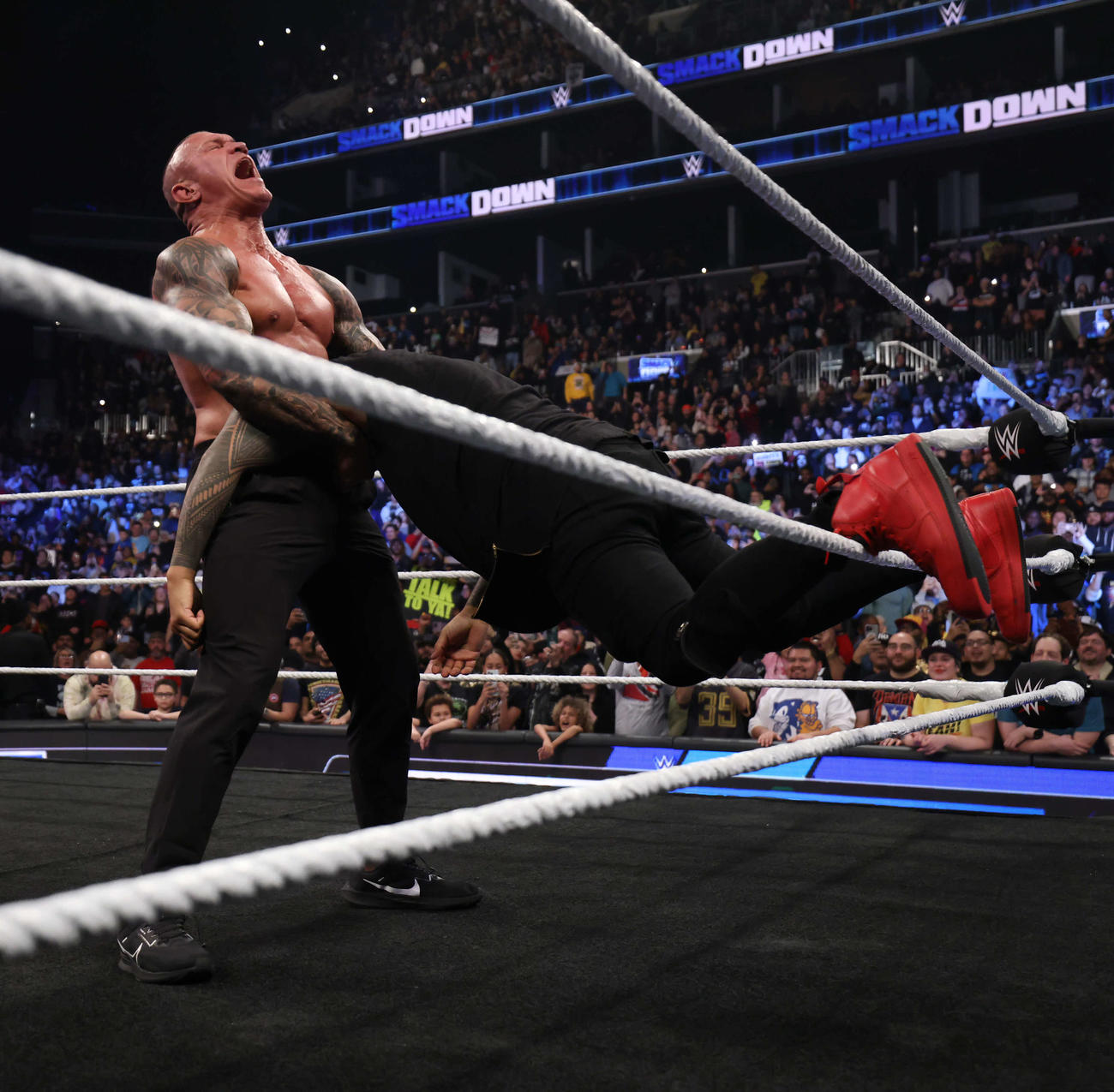 ジミー・ウーソ（右）にエレベイテッドDDTを狙うランディ・オートン（C）2023 WWE, Inc. All Rights Reserved.