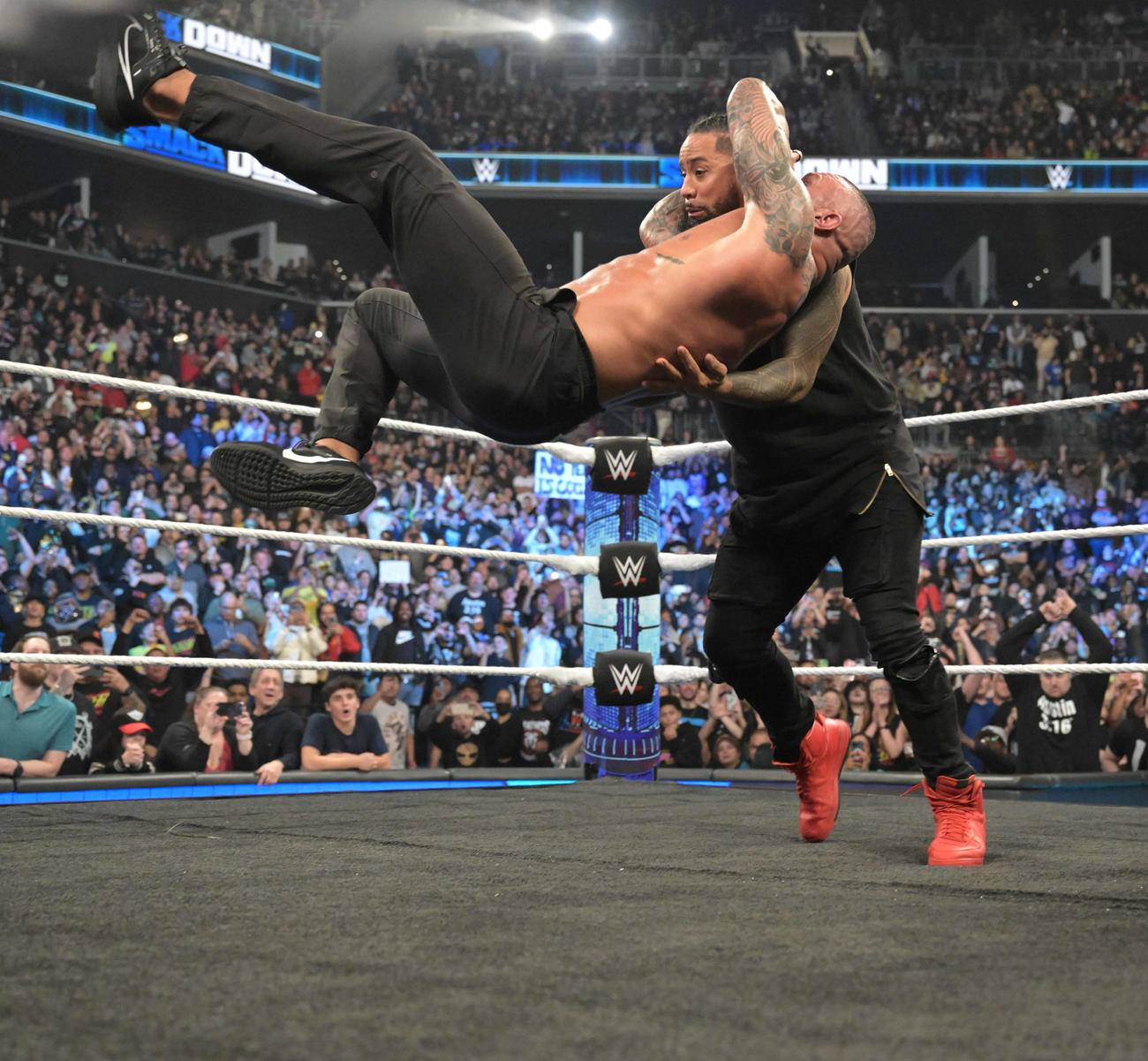 ジミー・ウーソ（奥）をRKOで撃退するランディ・オートン（C）2023 WWE, Inc. All Rights Reserved.