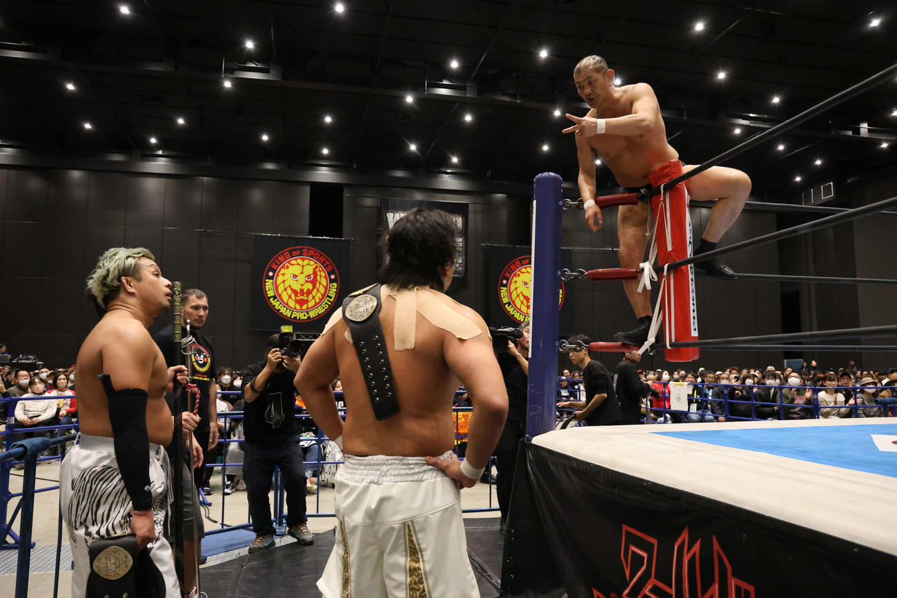 試合後、相手の2人をにらみつける鈴木みのる（写真提供・新日本プロレス）