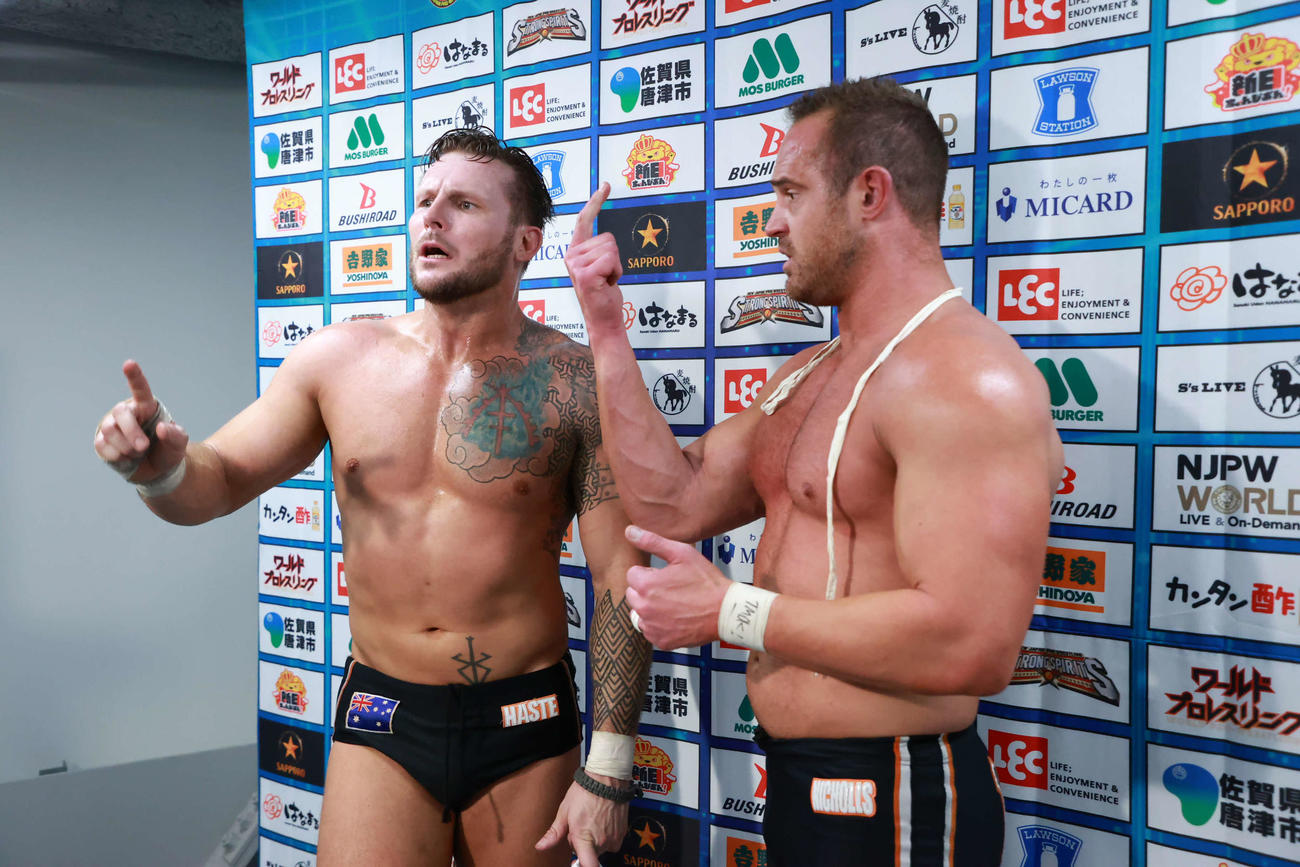 海野＆成田組に勝利したTMDKのへイスト（左）とニコルス（写真提供・新日本プロレス）