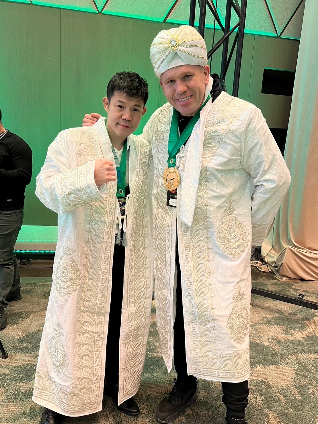 WBC世界ブリッジャー級王者ロザンスキー（右）と写真に納まる亀田興毅ファウンダー（亀田プロモーション提供）