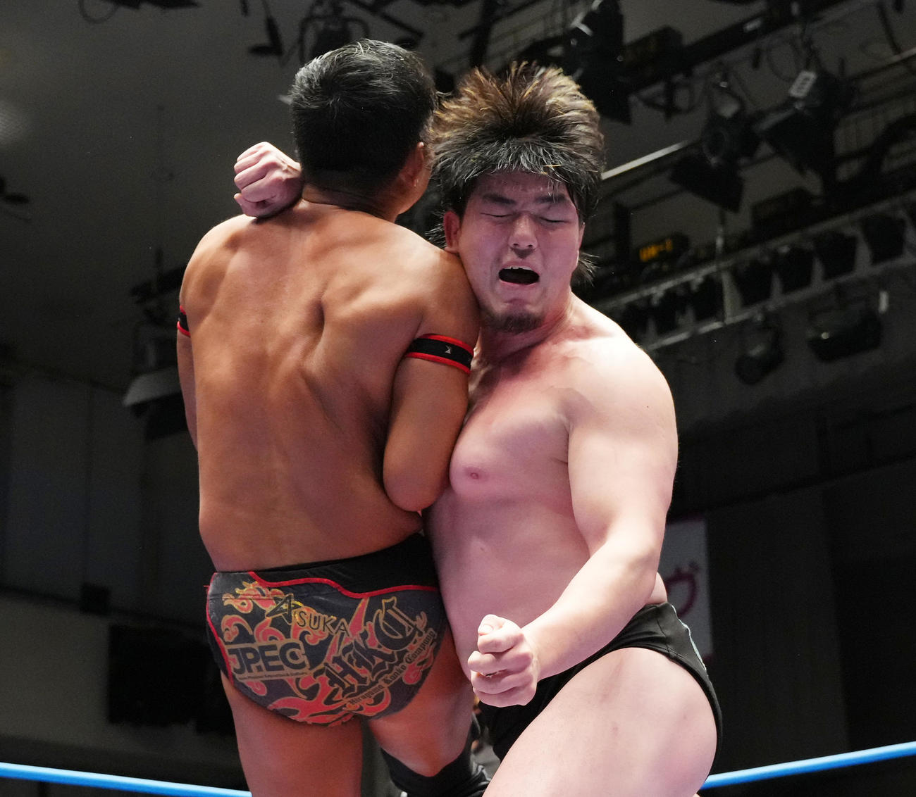 土井（左）にラリアットを見舞う田村（撮影・菅敏）