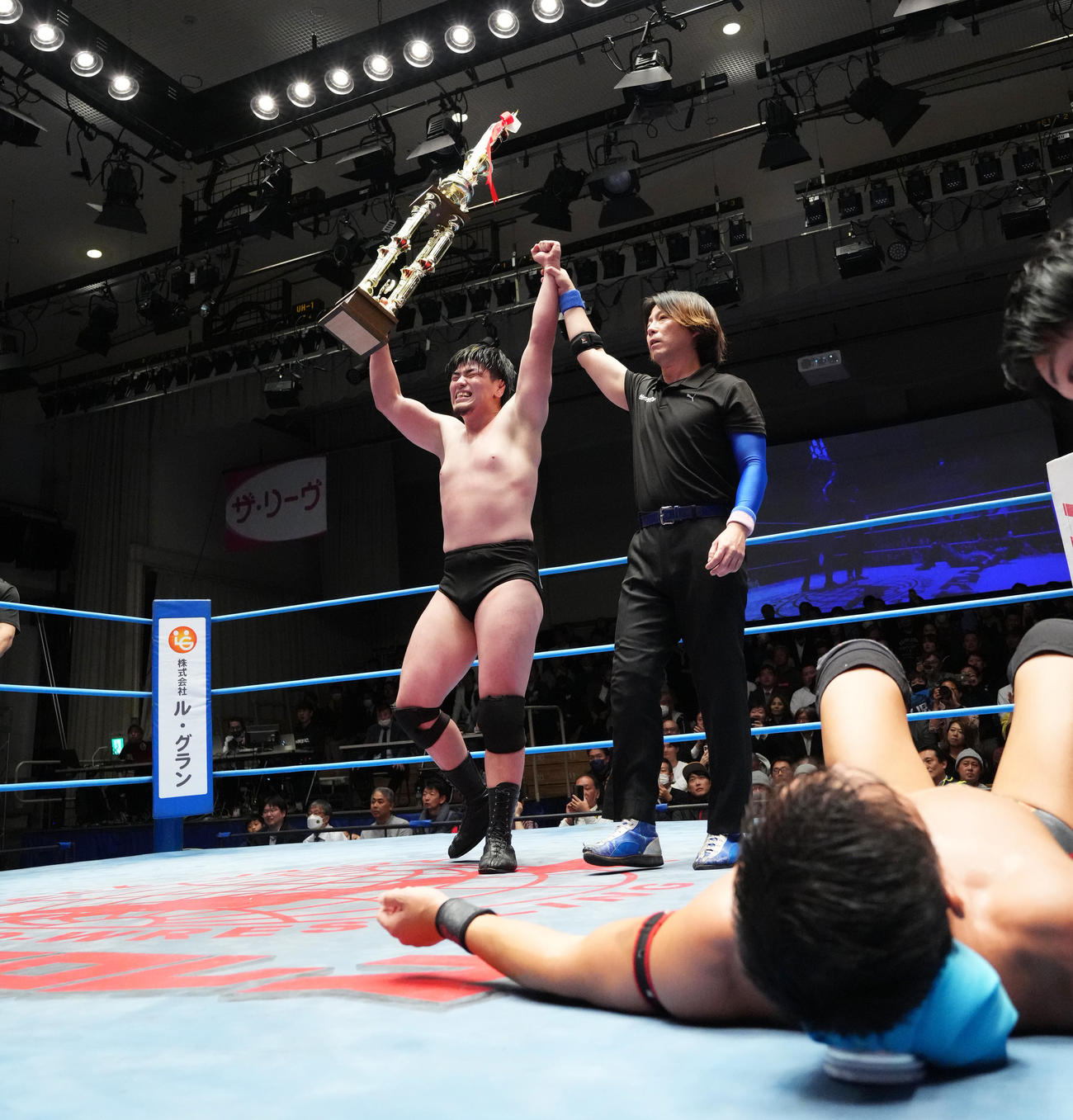 土井（手前）を破り、勝ち名乗りを受ける田村（撮影・菅敏）