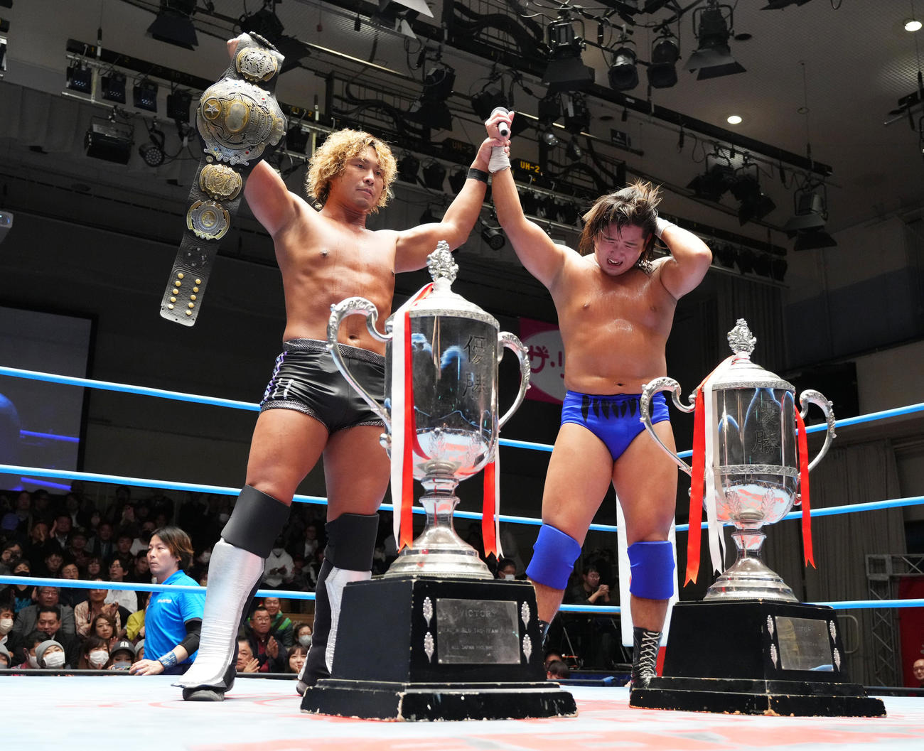 優勝し、ガッツポーズを見せる中嶋（左）と大森（撮影・菅敏）
