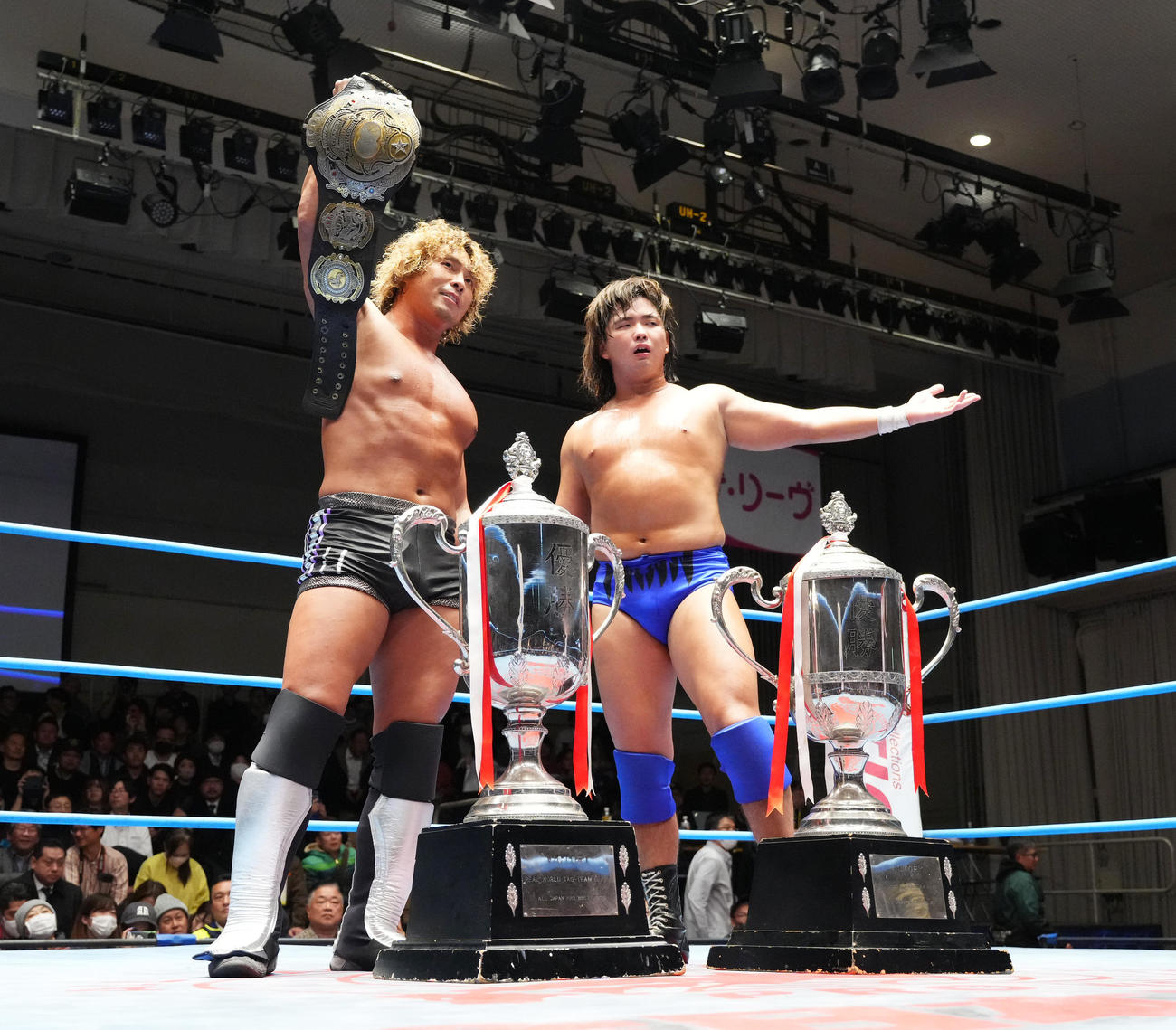 優勝し、ガッツポーズを見せる中嶋（左）と大森（撮影・菅敏）