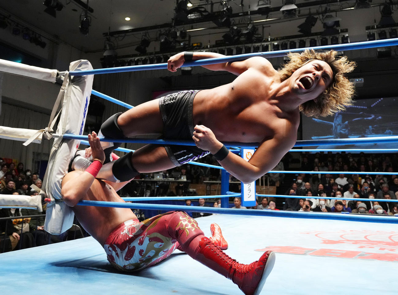 宮原（左）を攻める中嶋（撮影・菅敏）