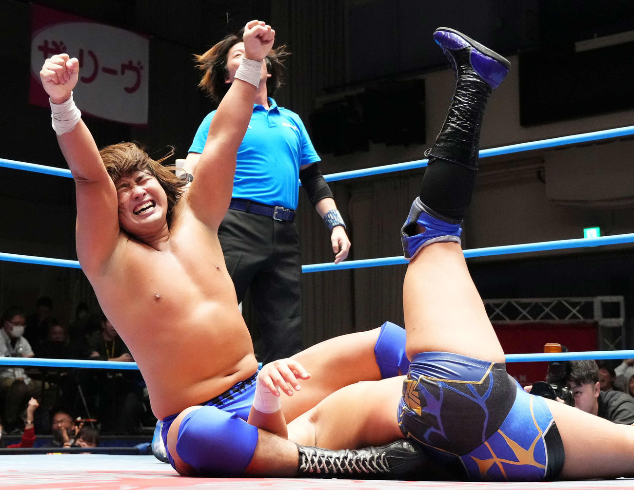 青柳（右）にフォール勝ちをし、ガッツポーズを見せる大森（撮影・菅敏）