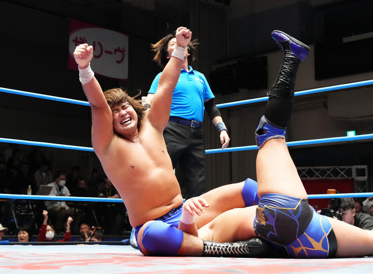青柳（右）にフォール勝ちをし、ガッツポーズを見せる大森（撮影・菅敏）