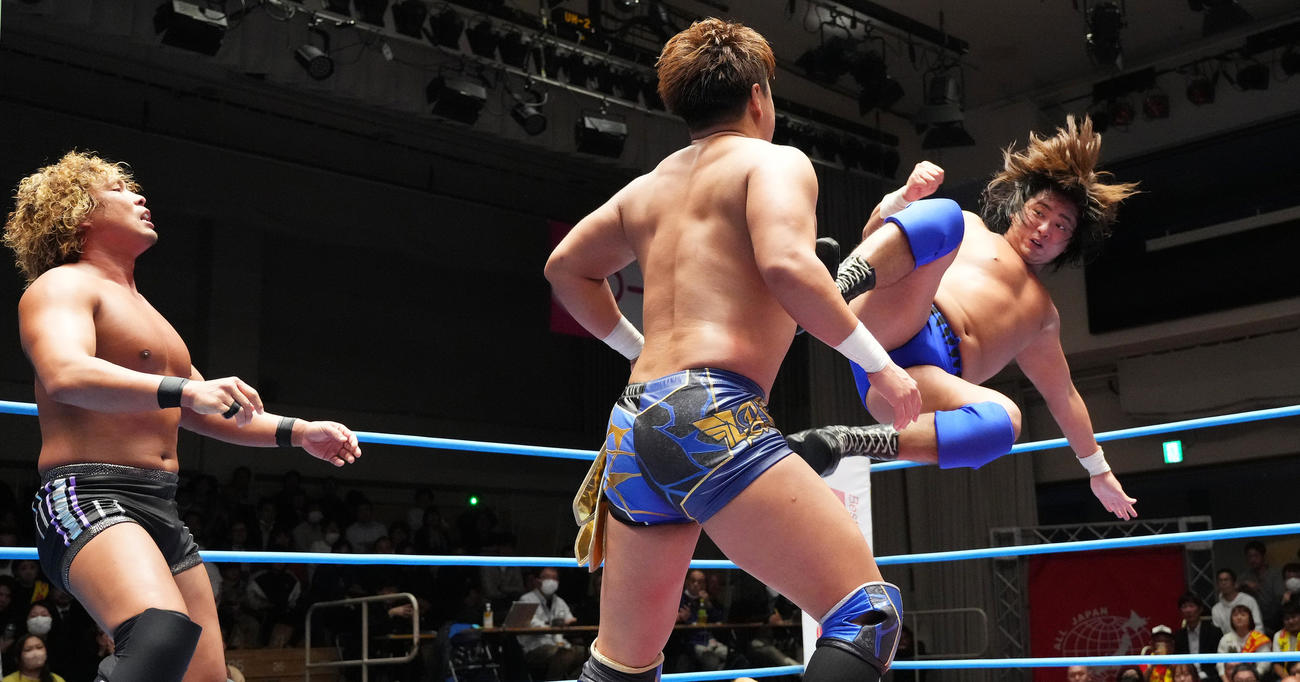 青柳（手前）にキックを見舞う大森（右）。左は中嶋（撮影・菅敏）