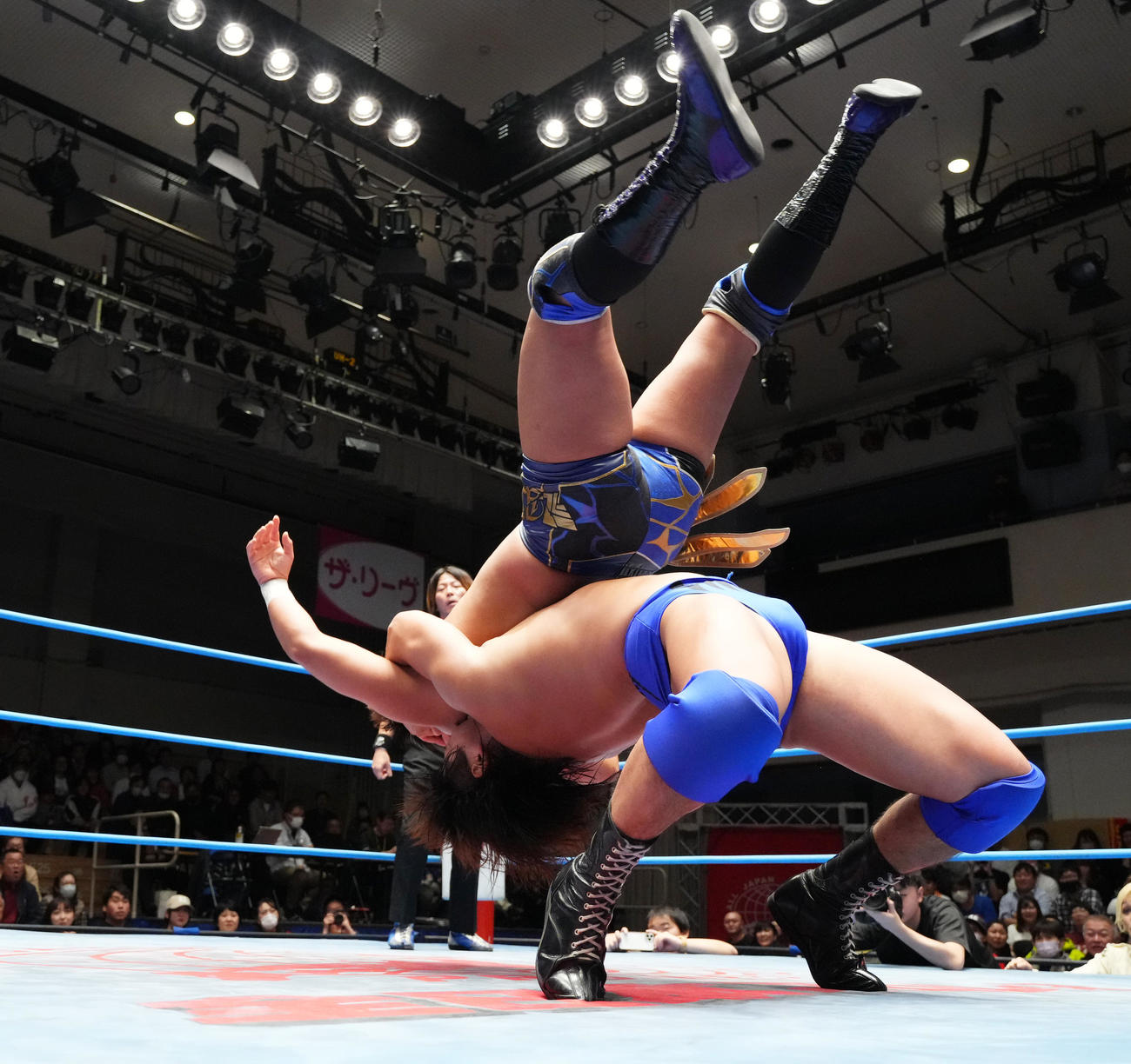 青柳（左）にジャーマン・スープレックスを見舞う大森（撮影・菅敏）