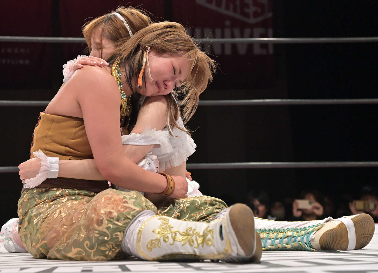 東京女子プロレス　瑞希とのスペシャルマッチを終え、抱き合う坂崎ユカ（手前）（東京女子プロレス提供）