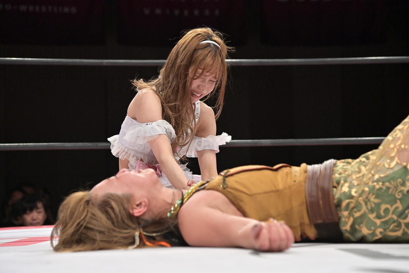 東京女子プロレス　瑞希（上）とのスペシャルマッチを終え、倒れ込む坂崎ユカ（東京女子プロレス提供）