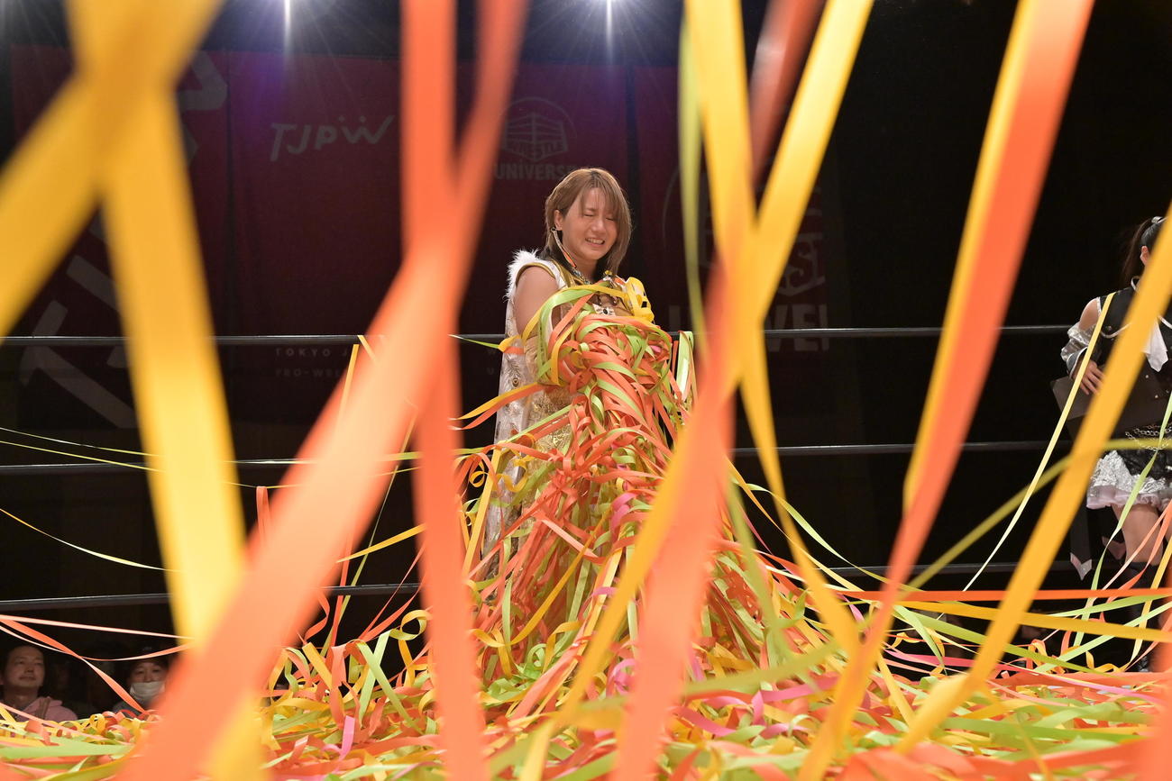 東京女子プロレス　入場時に感極まる坂崎ユカ（東京女子プロレス提供）