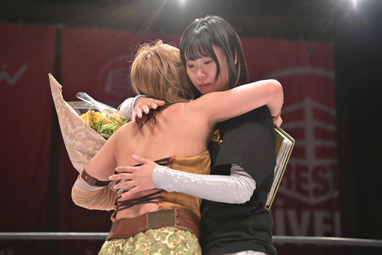 東京女子プロレス　辰巳リカ（右）とハグをかわす坂崎ユカ（東京女子プロレス提供）
