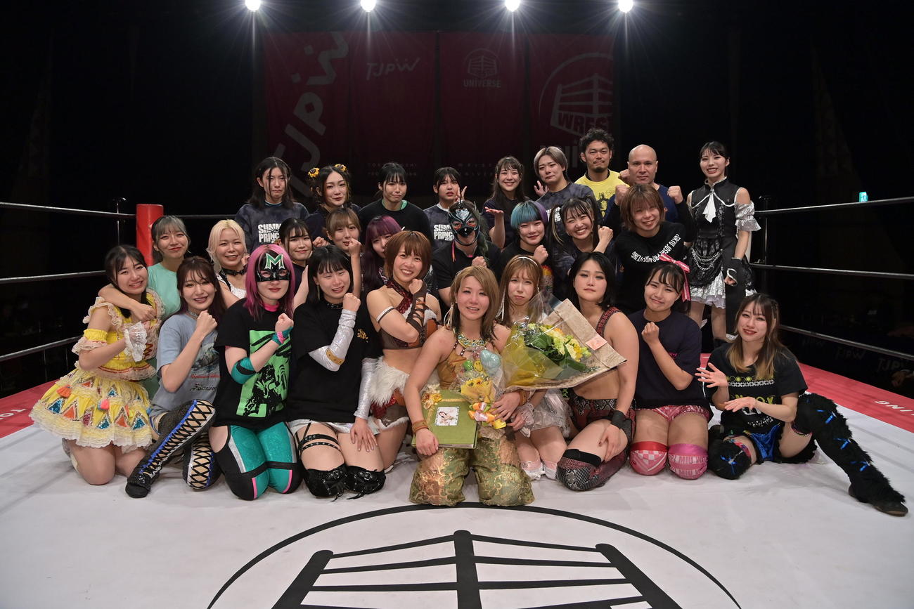 東京女子プロレス　出場者たちと集合写真を撮影する坂崎ユカ（下段中央）（東京女子プロレス提供）