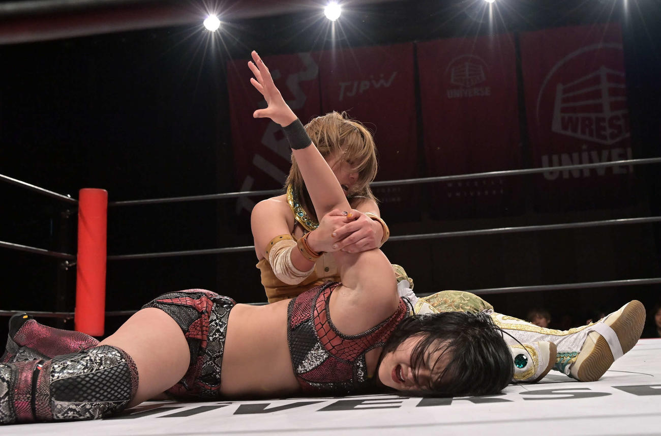 東京女子プロレス　山下実優の腕を思いっきりキメる坂崎ユカ（東京女子プロレス提供）