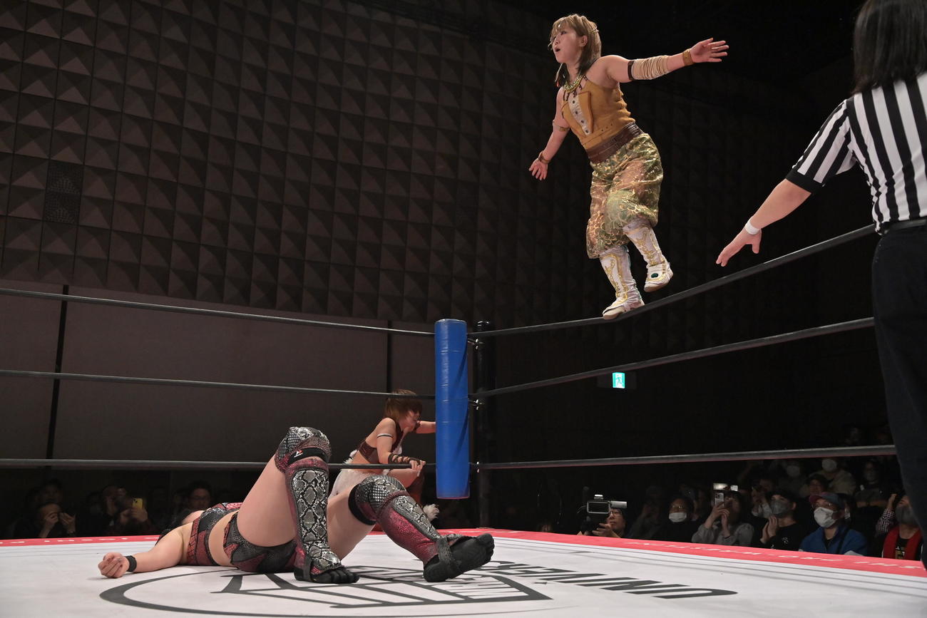 東京女子プロレス　山下実優に向かってロープから飛びかかる坂崎ユカ（東京女子プロレス提供）