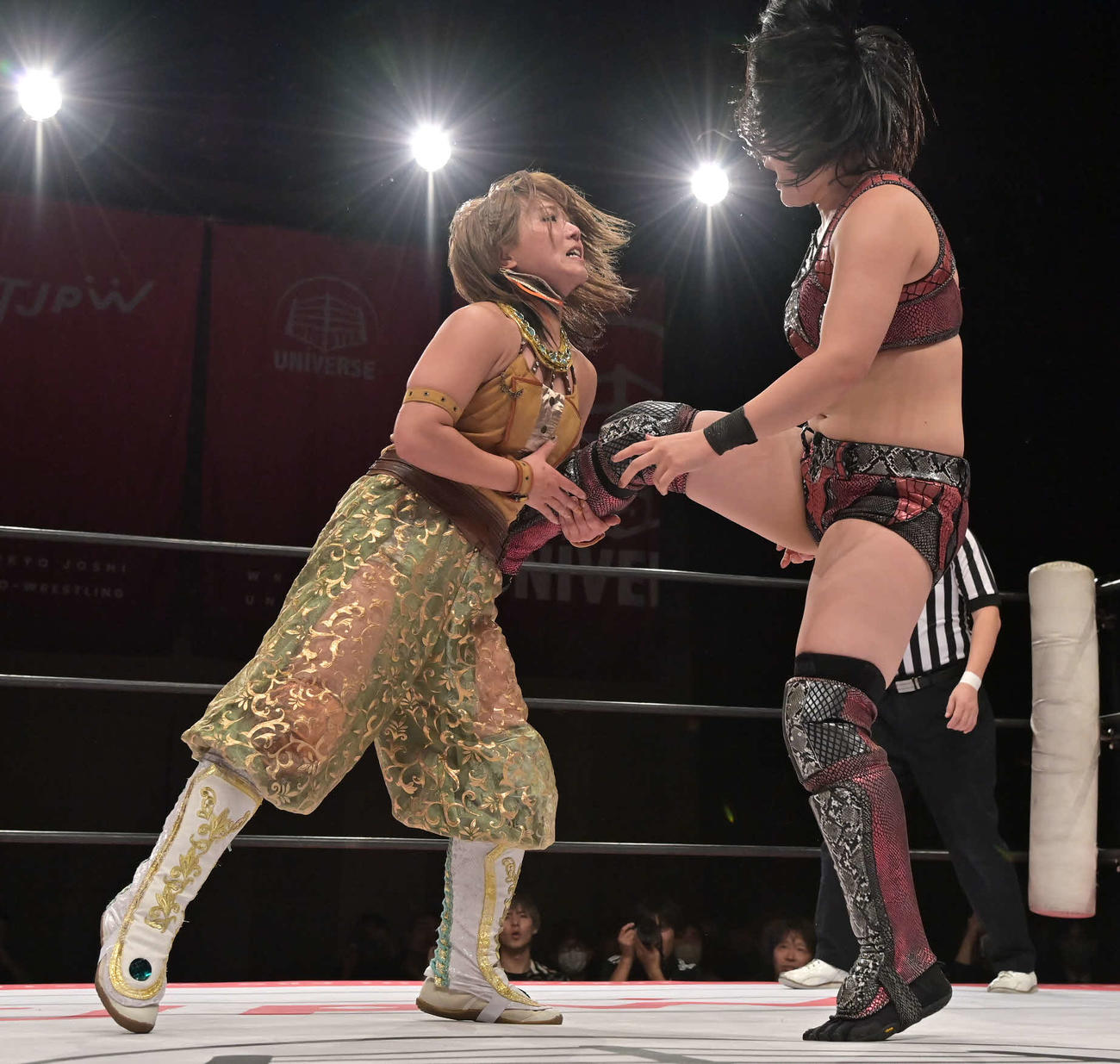 東京女子プロレス　山下実優の蹴りを受け止める坂崎ユカ（東京女子プロレス提供）