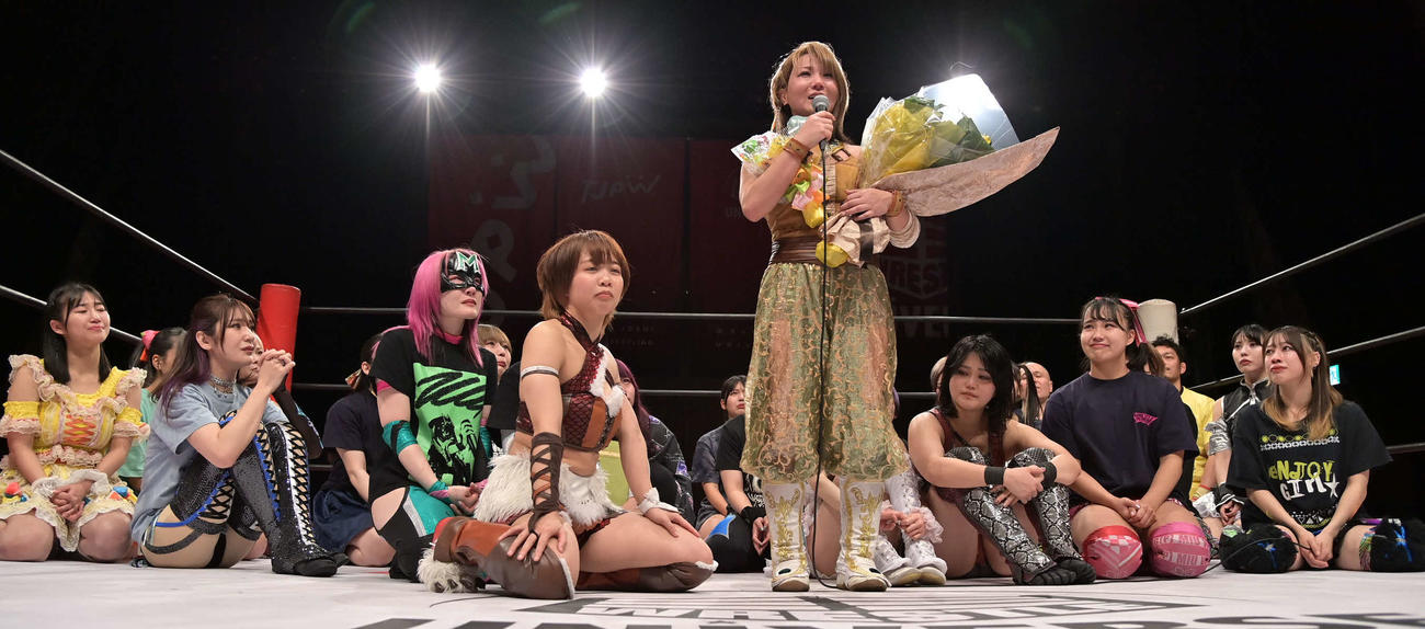 東京女子プロレス　最後の試合を終え、ファンに向かってあいさつをする坂崎ユカ（東京女子プロレス提供）