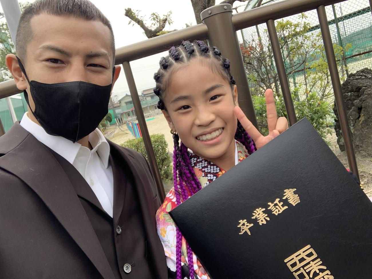 長女・夢月さん（右）の小学校卒業式で記念写真に納まる元世界王者の矢吹（矢吹選手提供）