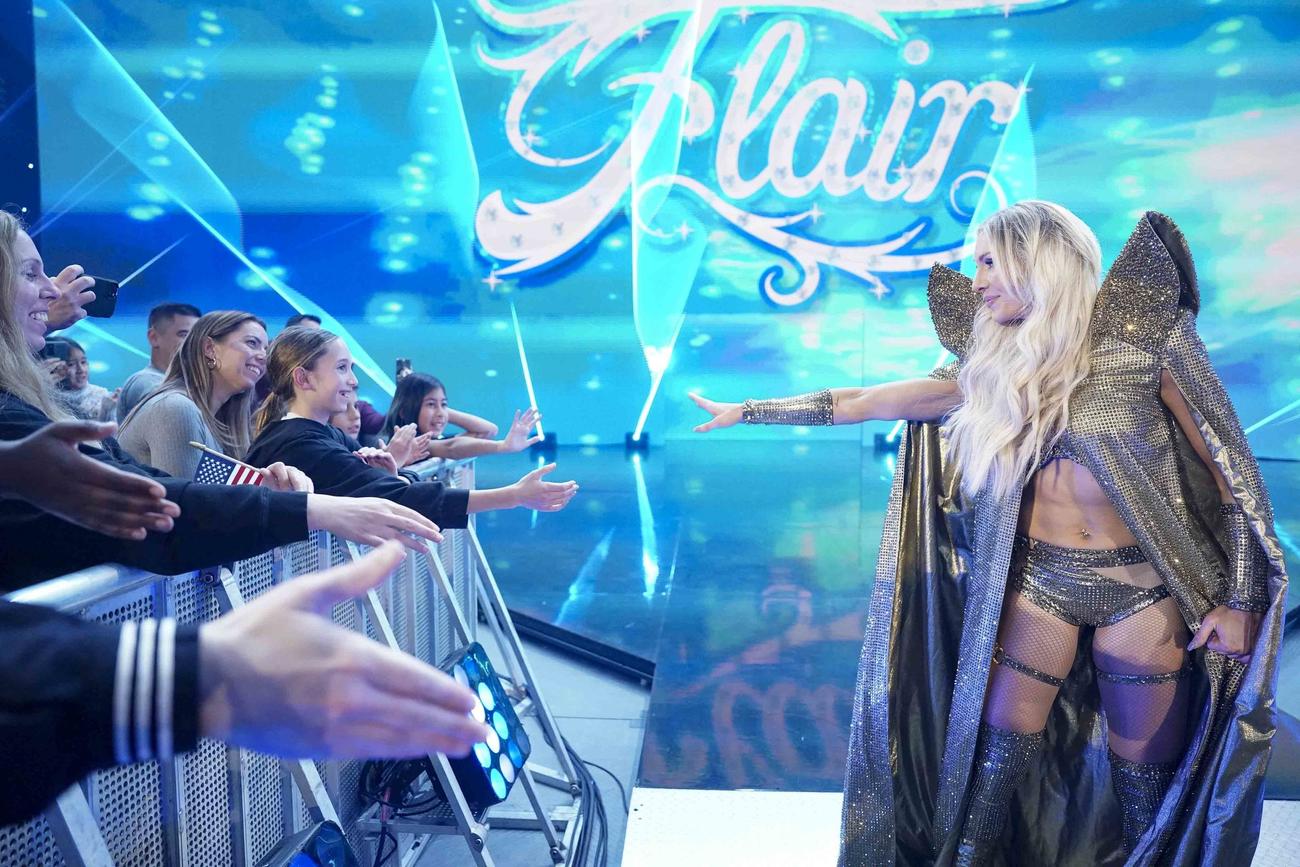 入場時に観客と交流するシャーロット・フレアー（右端）（C）2023 WWE, Inc. All Rights Reserved.